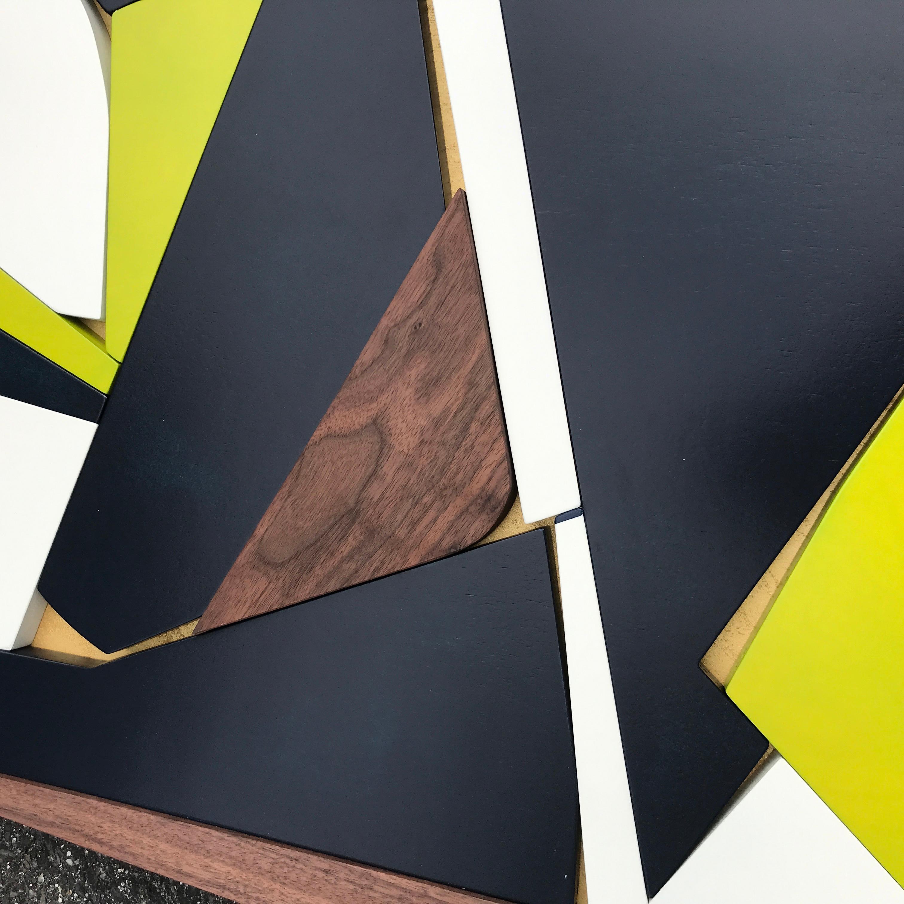 „NavyCitron“-Holz-Wandskulptur – marineblau, gold, lime, gelb, weiß, Walnussholz, kühn (Braun), Abstract Sculpture, von Scott Troxel