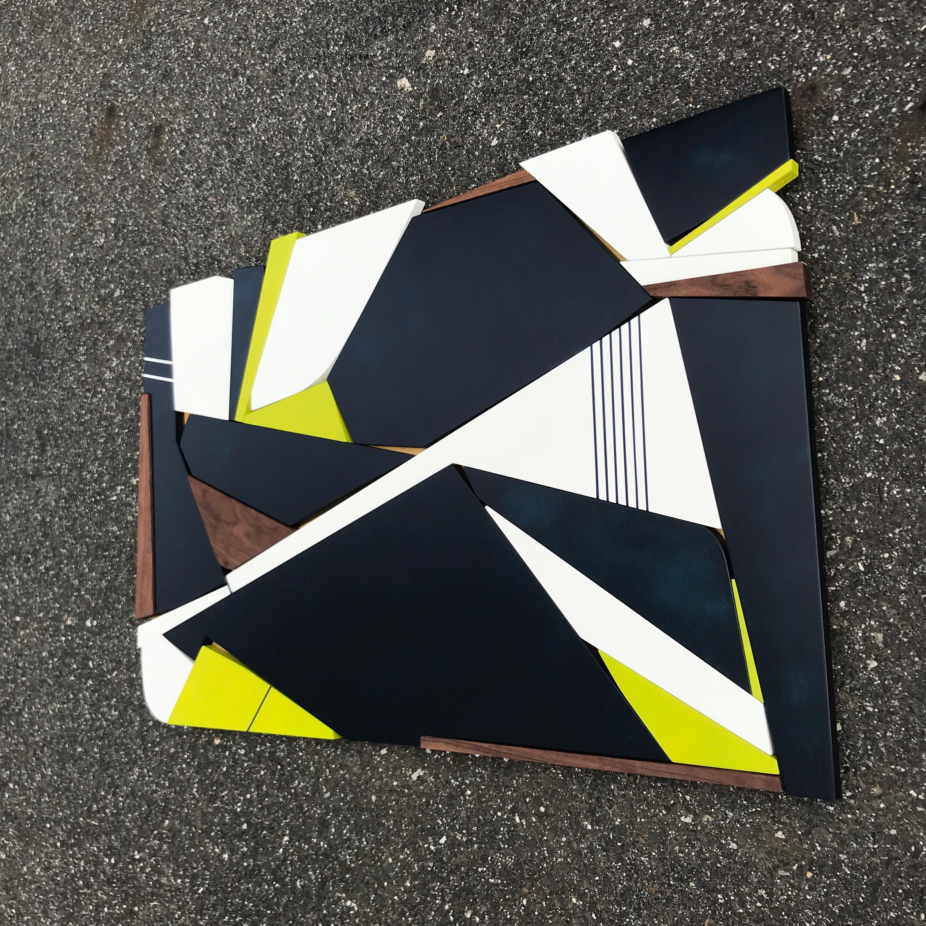 „NavyCitron“-Holz-Wandskulptur – marineblau, gold, lime, gelb, weiß, Walnussholz, kühn im Angebot 2