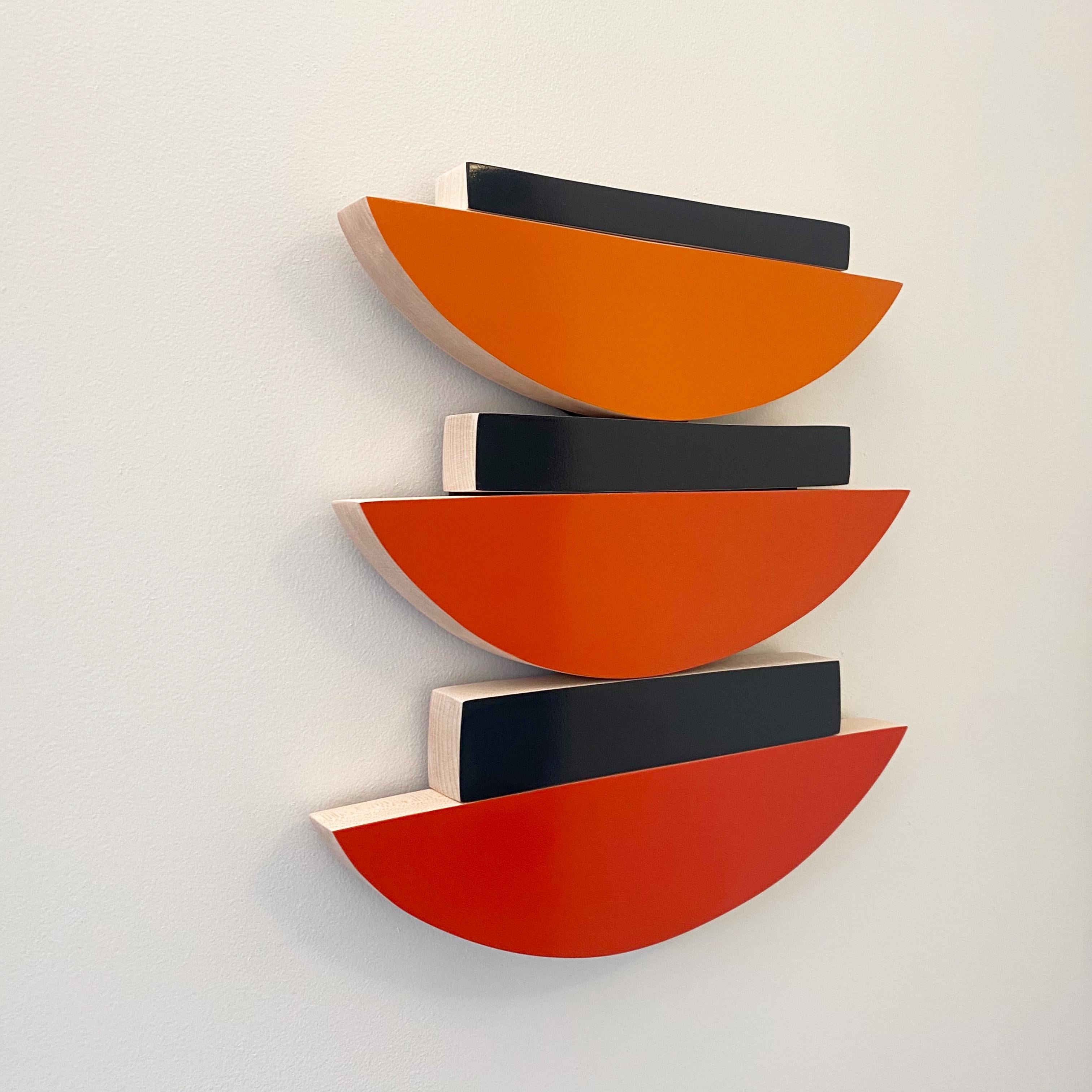 „Oranges“ Wandskulptur aus Holz, mcm, orange, rot, Kürbis, marineblau, modernismus (Moderne), Mixed Media Art, von Scott Troxel