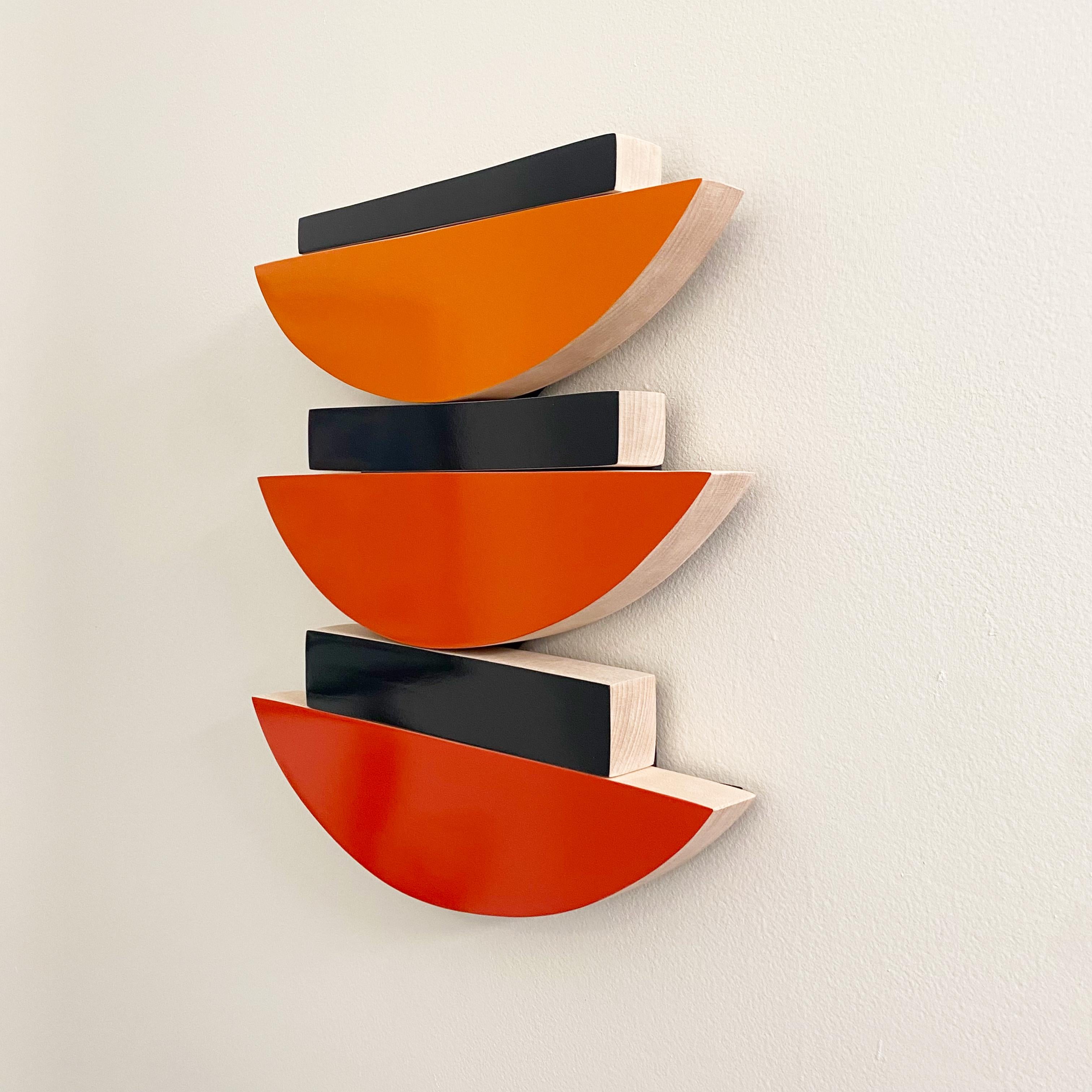 „Oranges“ Wandskulptur aus Holz, mcm, orange, rot, Kürbis, marineblau, modernismus (Moderne), Sculpture, von Scott Troxel