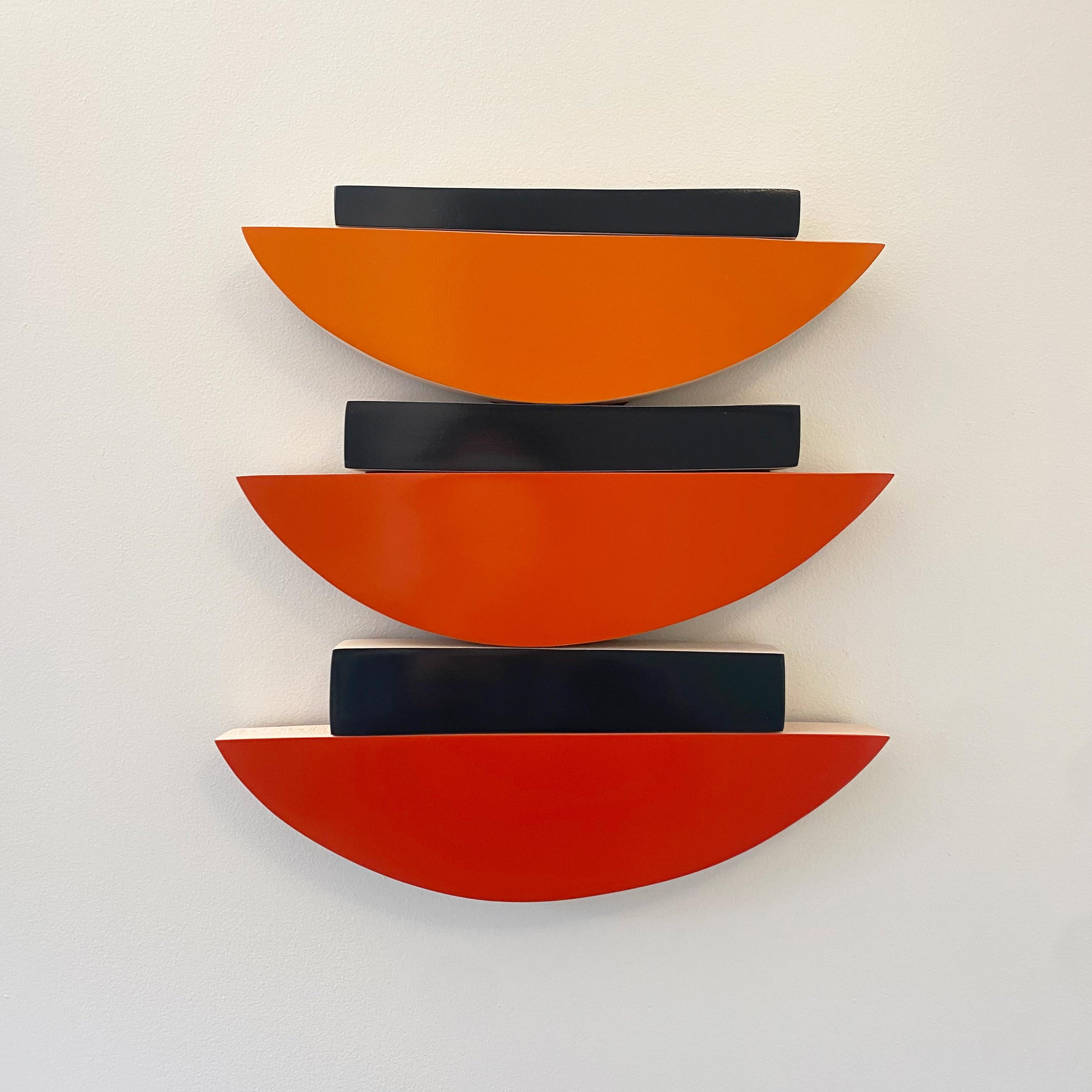 Abstract Sculpture Scott Troxel - Sculpture murale orange « Oranges » - bois, mcm, orange, rouge, peau de pompon, bleu, modernisme