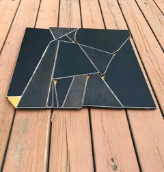 Monochrome Holz-Wandskulptur „Outlier“ – hellbraun, gold, schwarz, elegant, modern