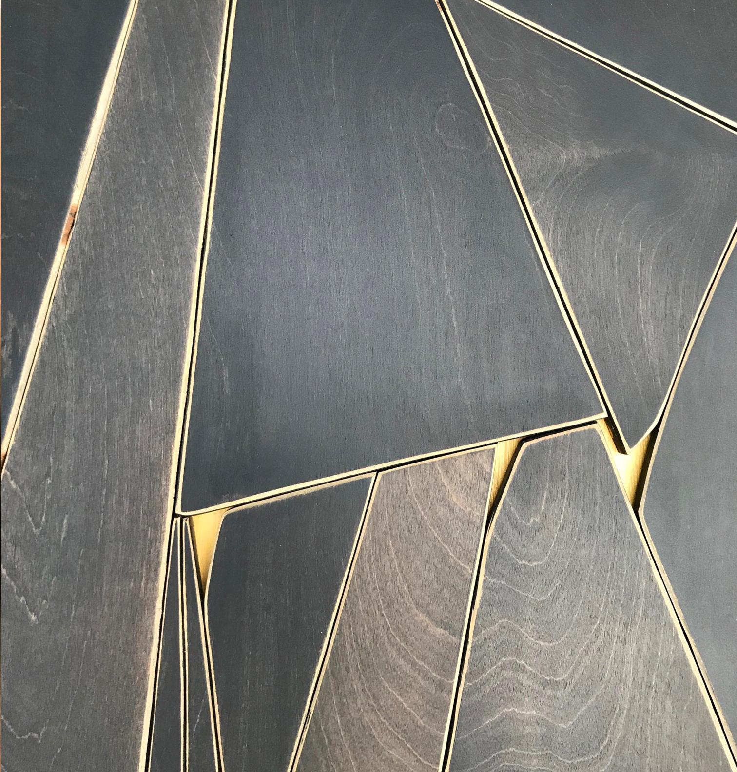 Monochrome Holz-Wandskulptur „Outlier“ – hellbraun, gold, schwarz, elegant, modern (Moderne), Mixed Media Art, von Scott Troxel