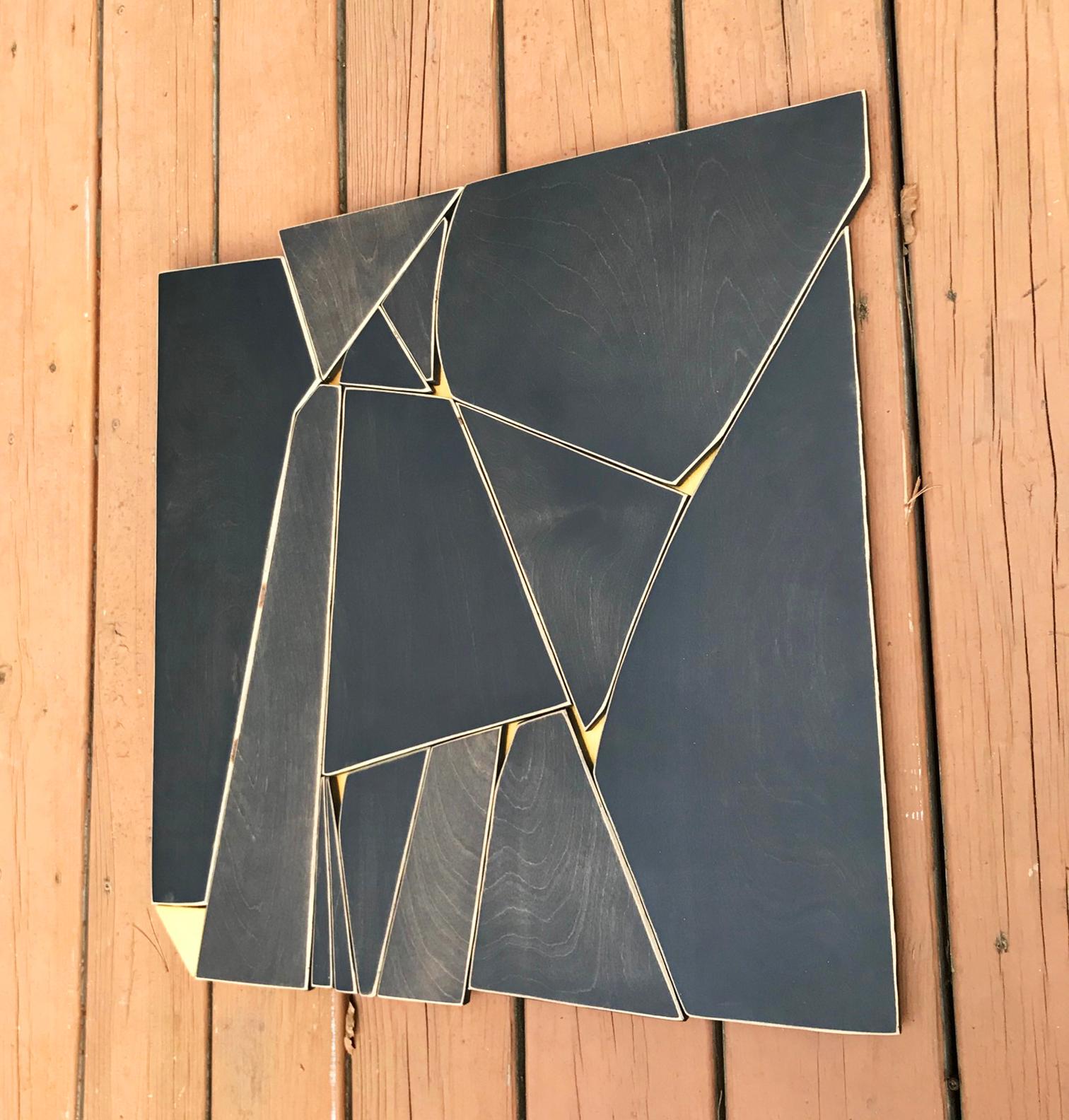 Monochrome Holz-Wandskulptur „Outlier“ – hellbraun, gold, schwarz, elegant, modern im Angebot 1