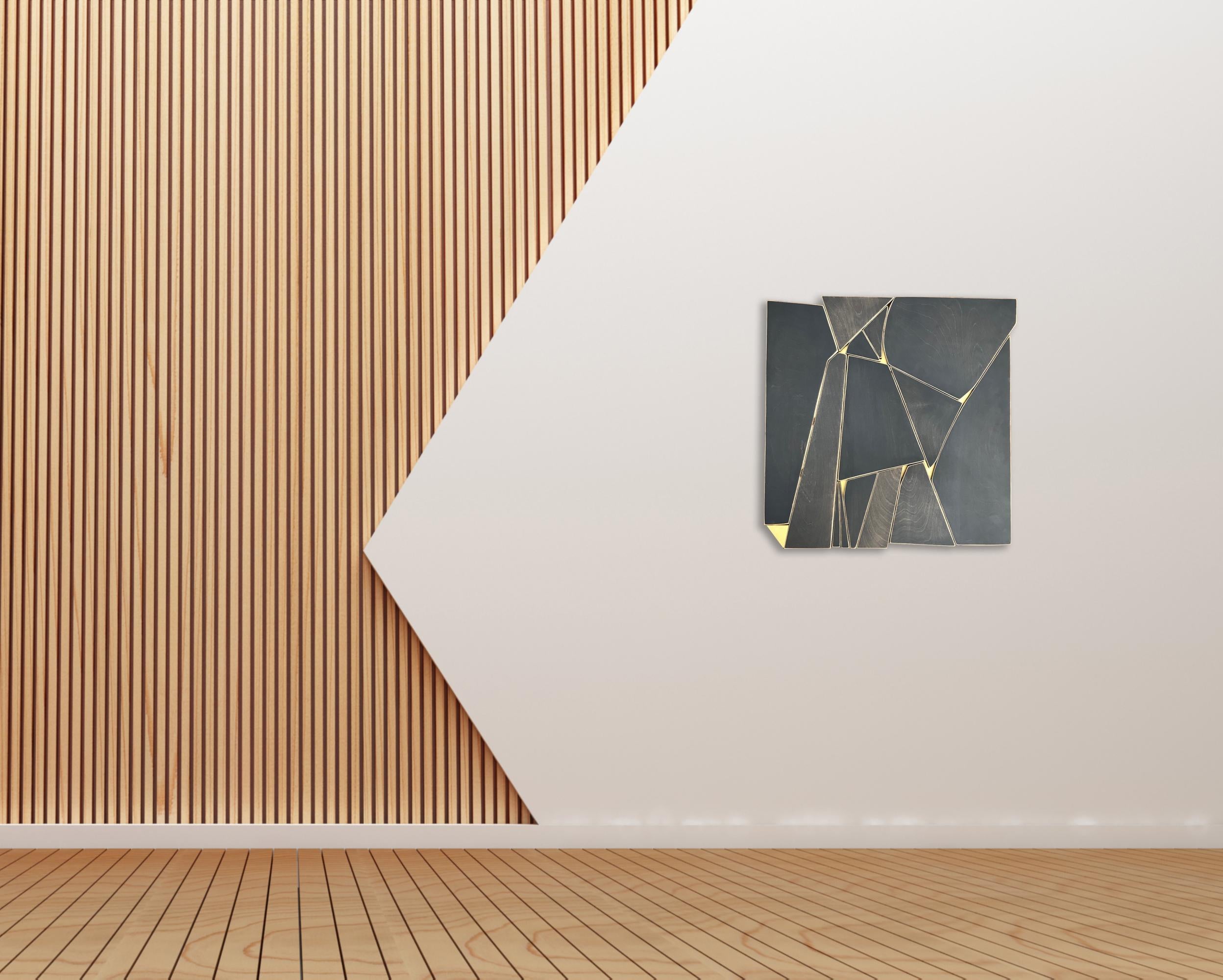 Monochrome Holz-Wandskulptur „Outlier“ – hellbraun, gold, schwarz, elegant, modern im Angebot 2
