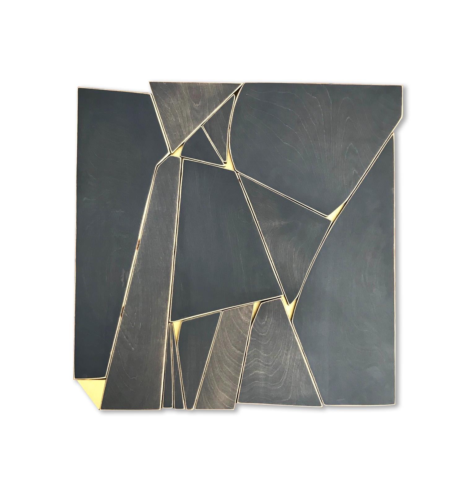 Monochrome Holz-Wandskulptur „Outlier“ – hellbraun, gold, schwarz, elegant, modern