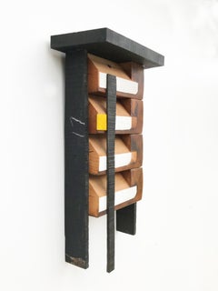 „ Pagoden-Wandskulptur“ – Holz, weiß, gelb, rustikal, schwarz, modern, wiederverwendet