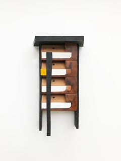 „ Pagoden-Wandskulptur“ – Holz, weiß, gelb, rustikal, schwarz, modern, wiederverwendet