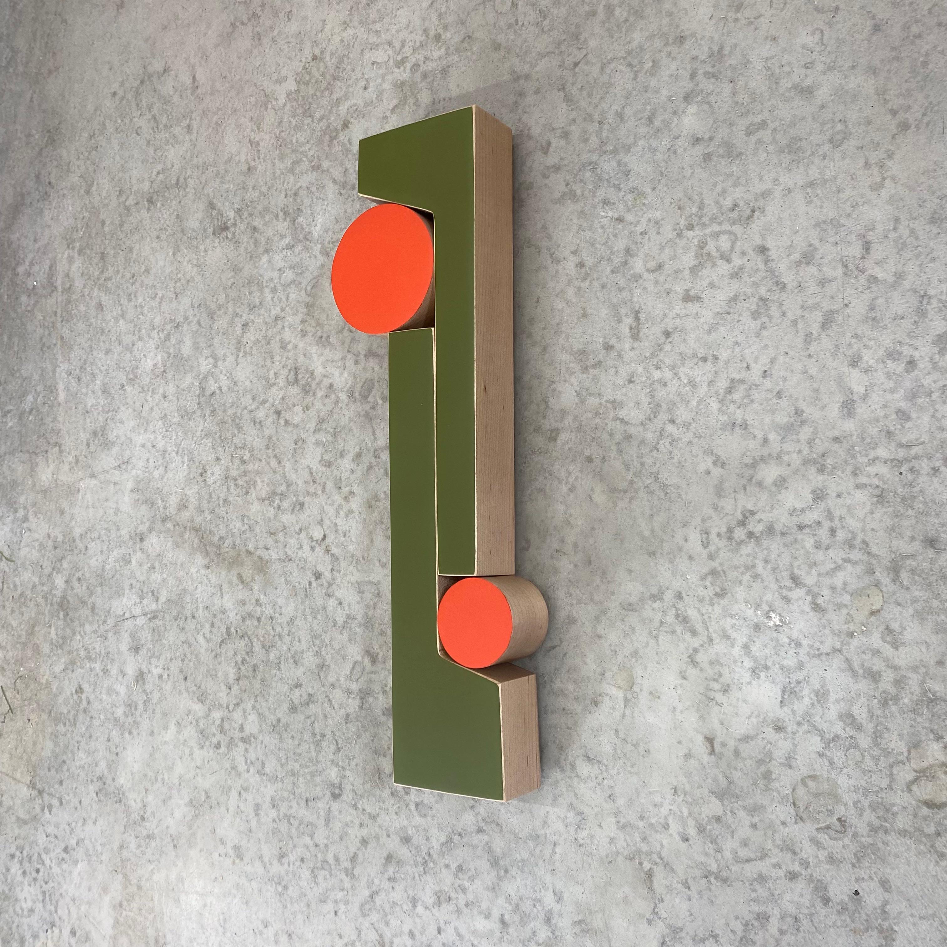 „Signal 3“ Wandskulptur – oliv, orange, minimalistisch, Mid-Century Modern mcm – Sculpture von Scott Troxel