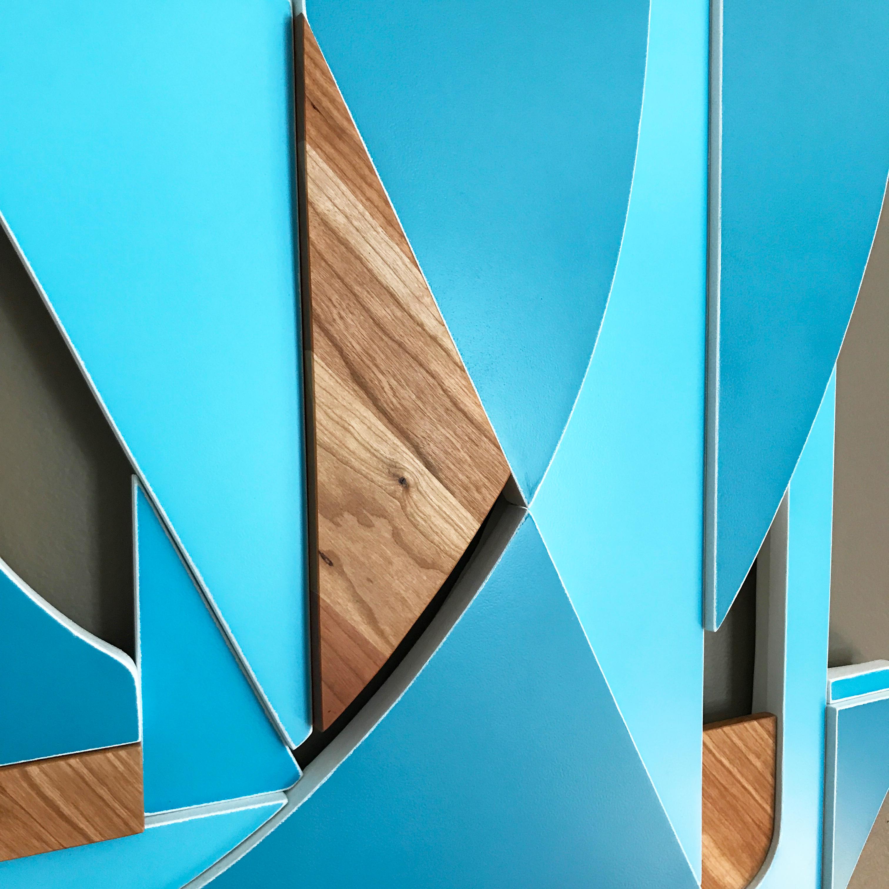 Mixed Media-Wandskulptur „Spinnaker“  Hellblau, Holz, weiß, monochrom) (Moderne), Mixed Media Art, von Scott Troxel