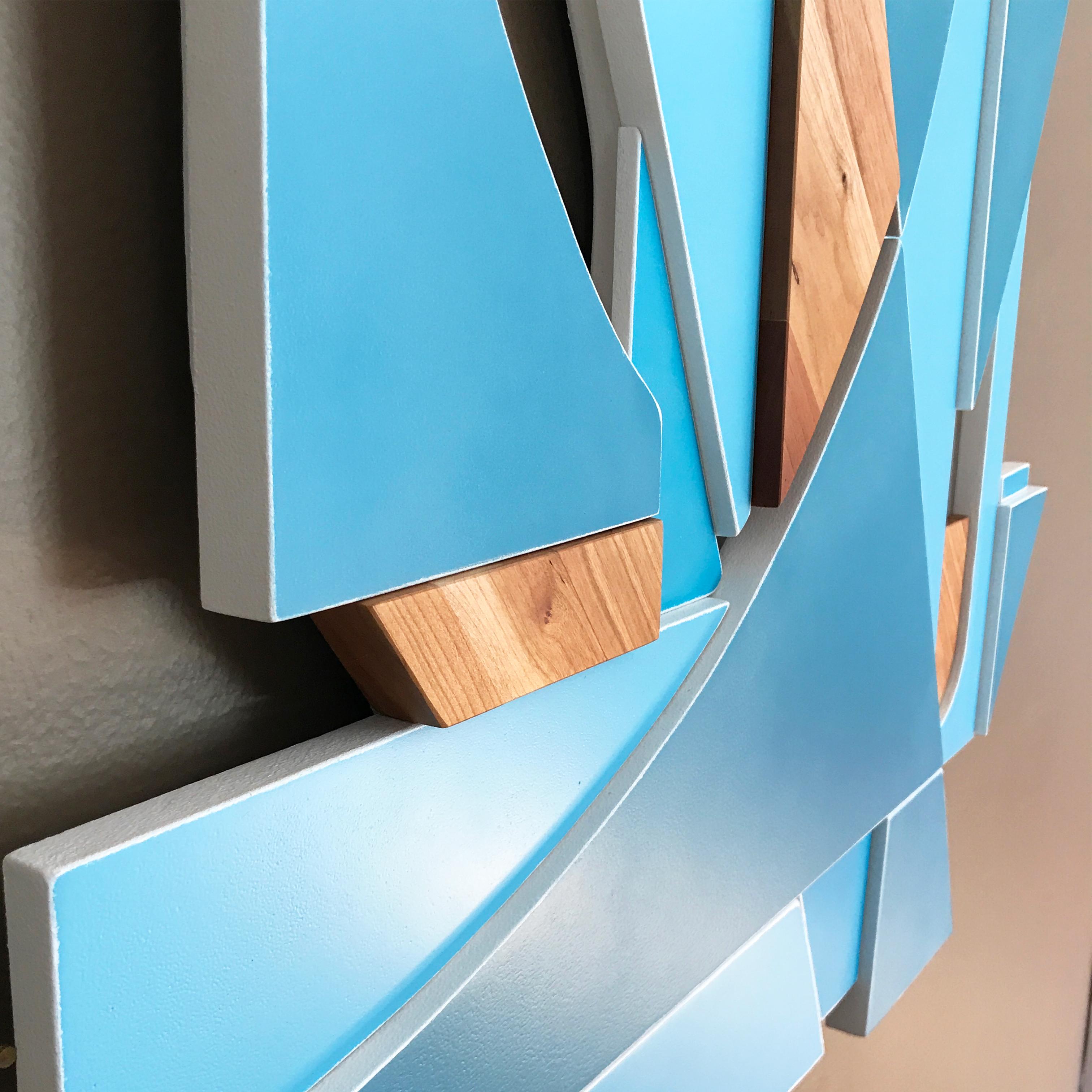 Mixed Media-Wandskulptur „Spinnaker“  Hellblau, Holz, weiß, monochrom) (Moderne), Sculpture, von Scott Troxel