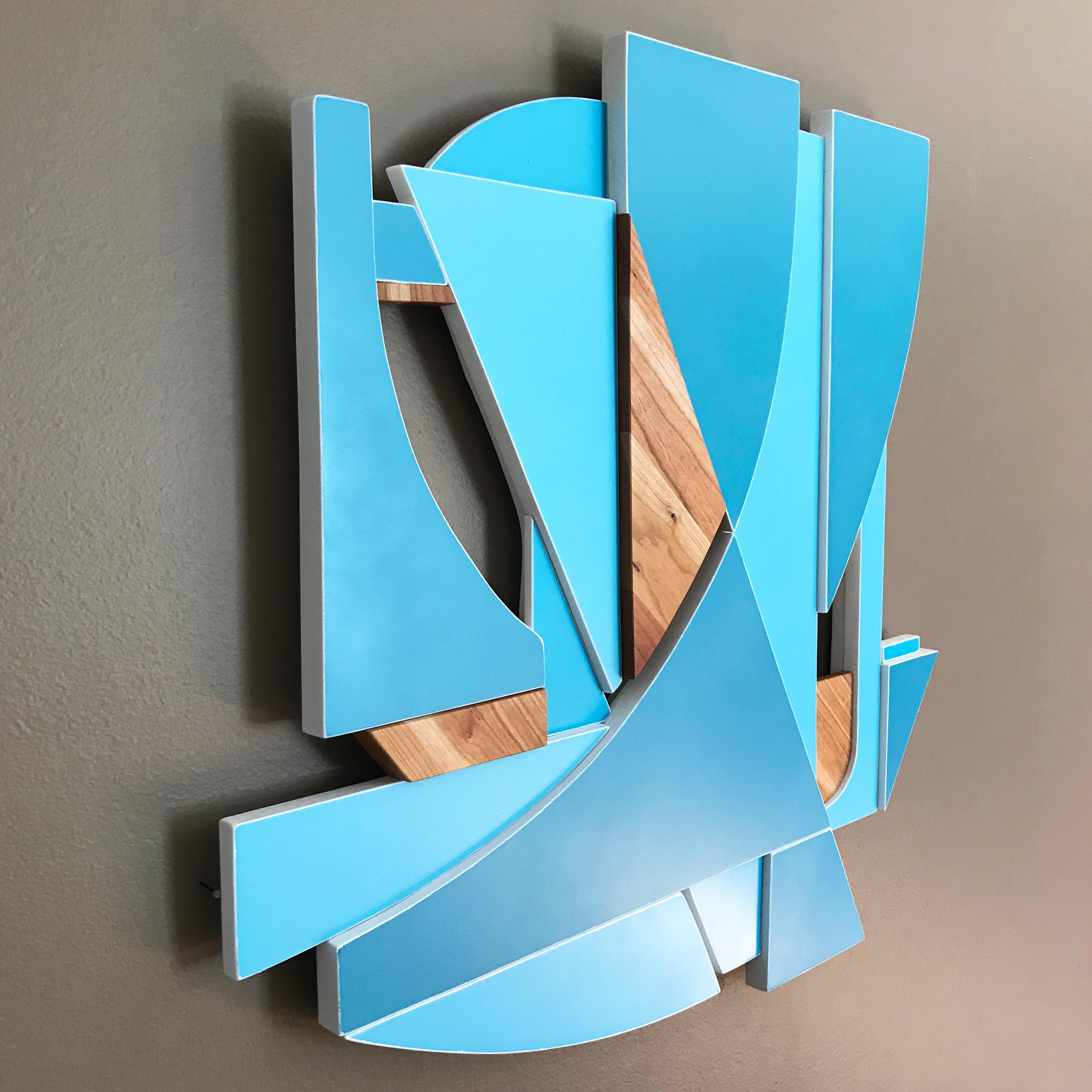 Mixed Media-Wandskulptur „Spinnaker“  Hellblau, Holz, weiß, monochrom) (Braun), Abstract Sculpture, von Scott Troxel