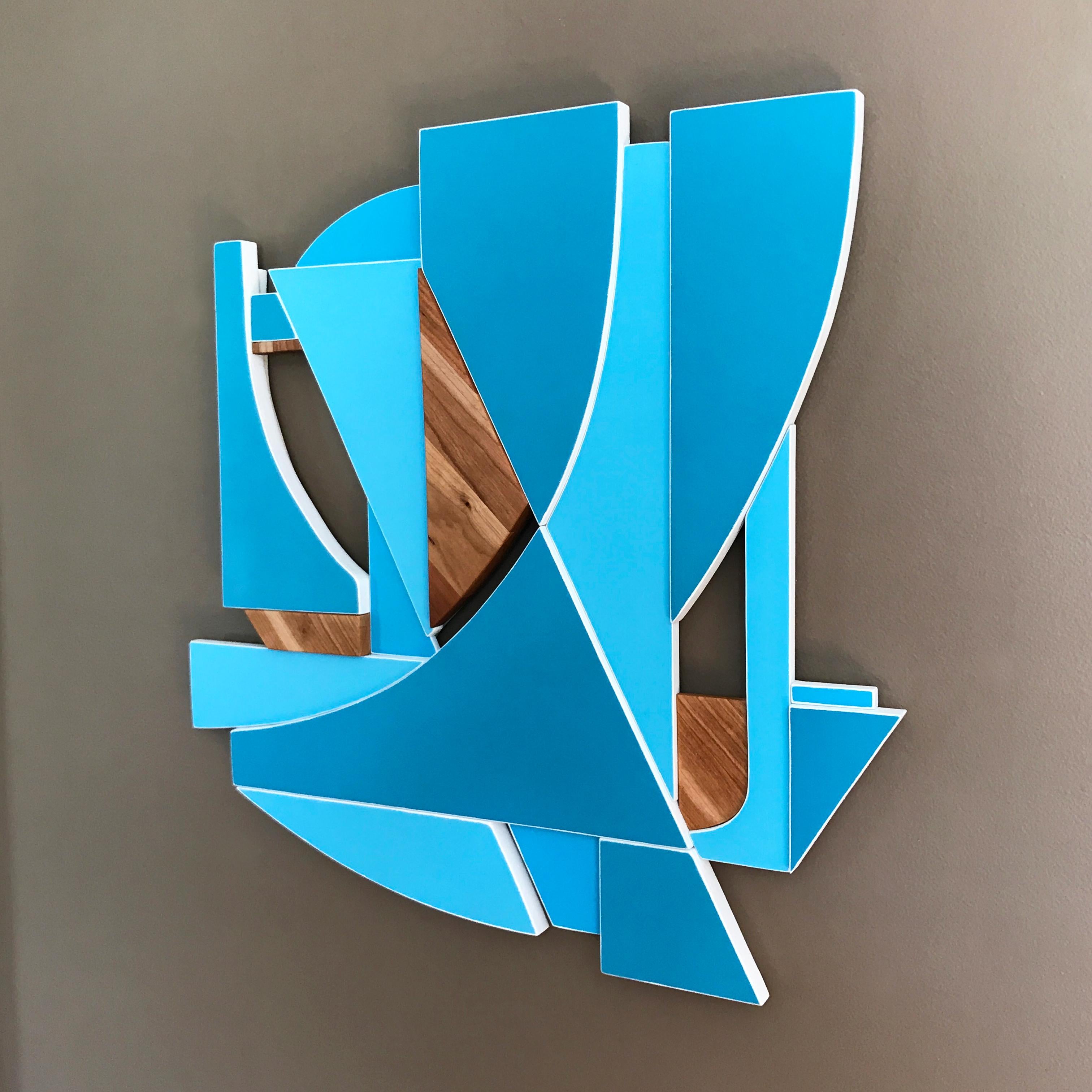 Mixed Media-Wandskulptur „Spinnaker“  Hellblau, Holz, weiß, monochrom) im Angebot 3
