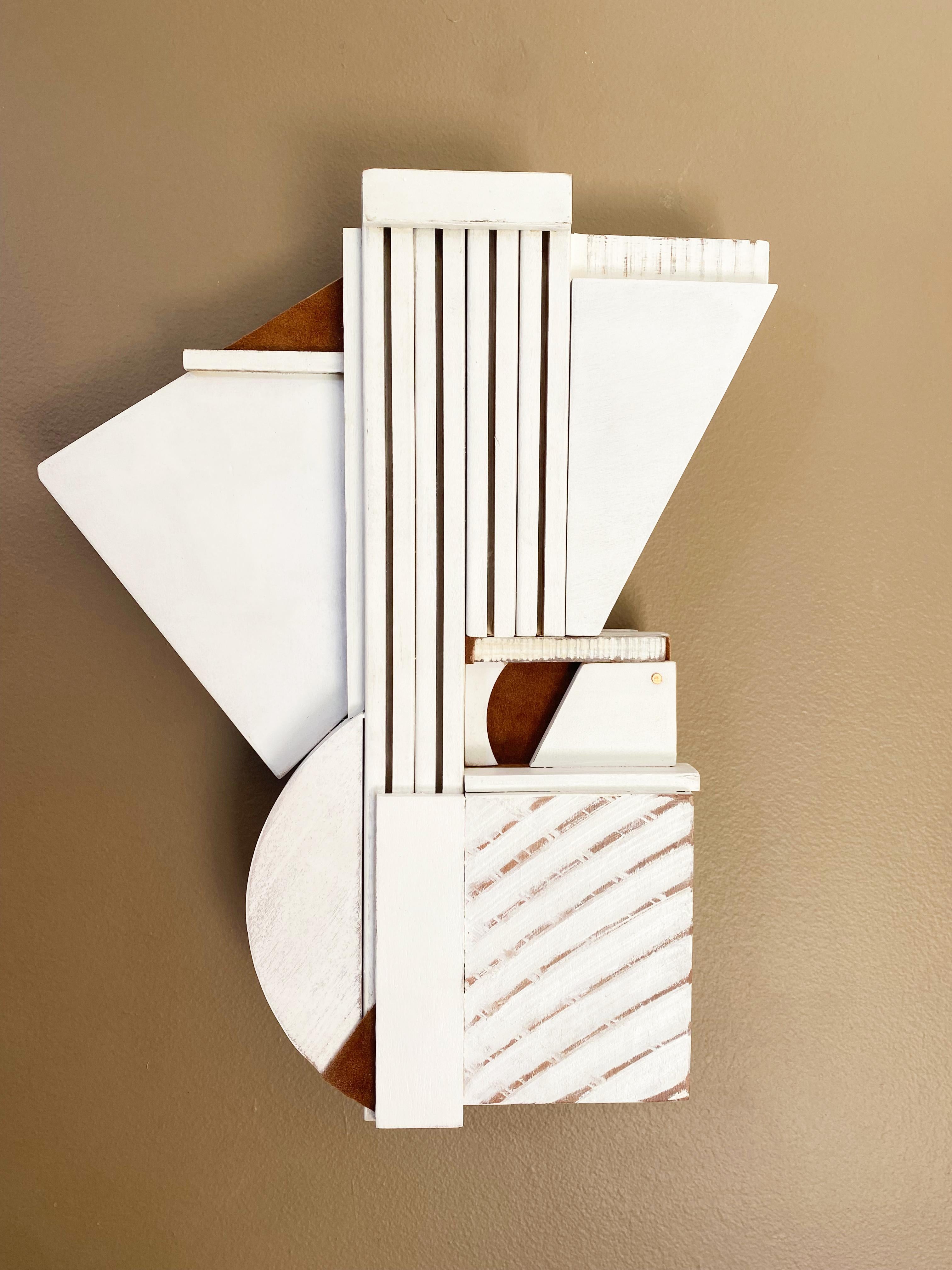Sculpture murale Spomenik géométrique, brutalisme, architecturale, bois, blanc - Moderne Mixed Media Art par Scott Troxel