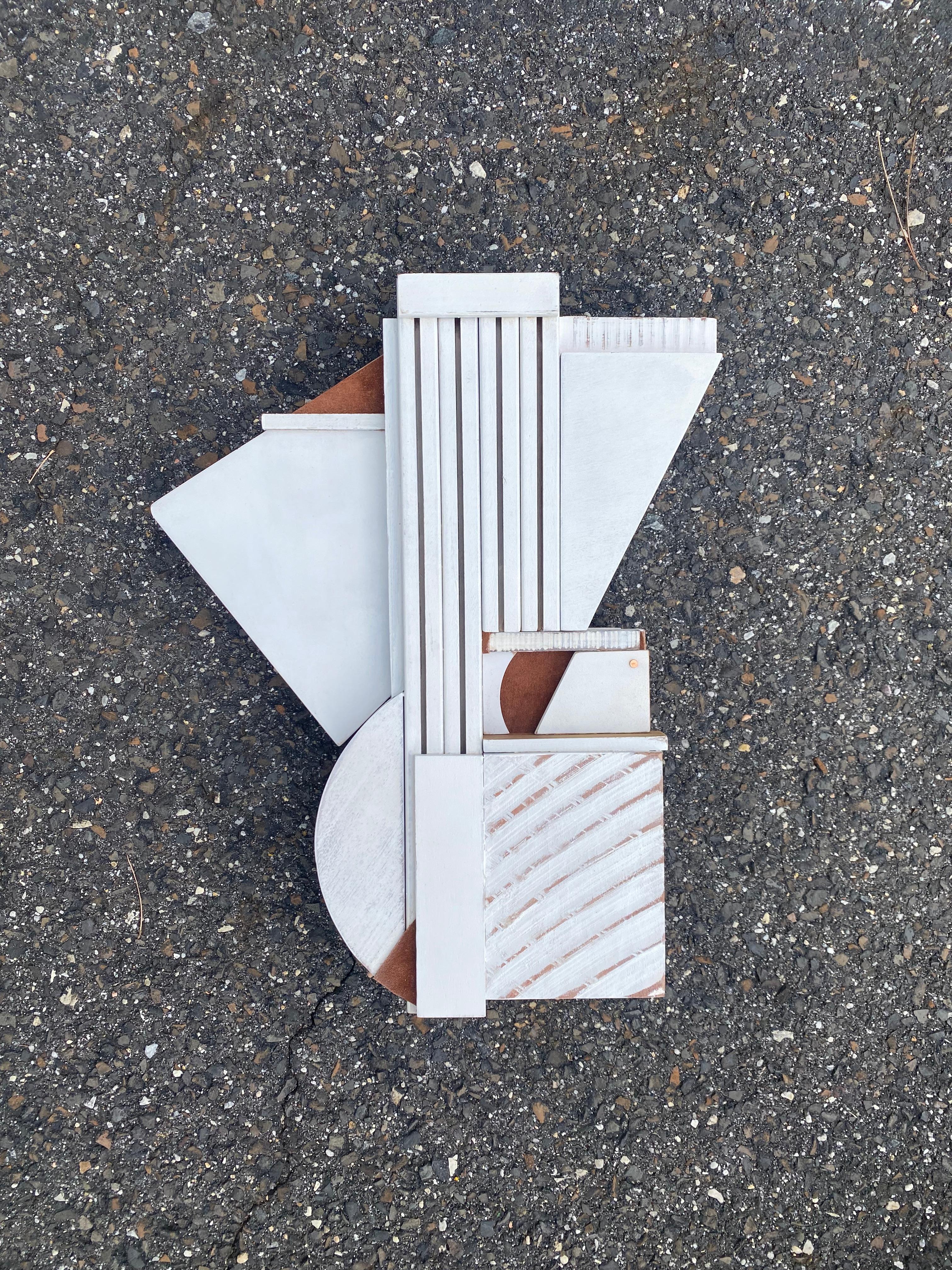 Sculpture murale Spomenik géométrique, brutalisme, architecturale, bois, blanc - Mixed Media Art de Scott Troxel
