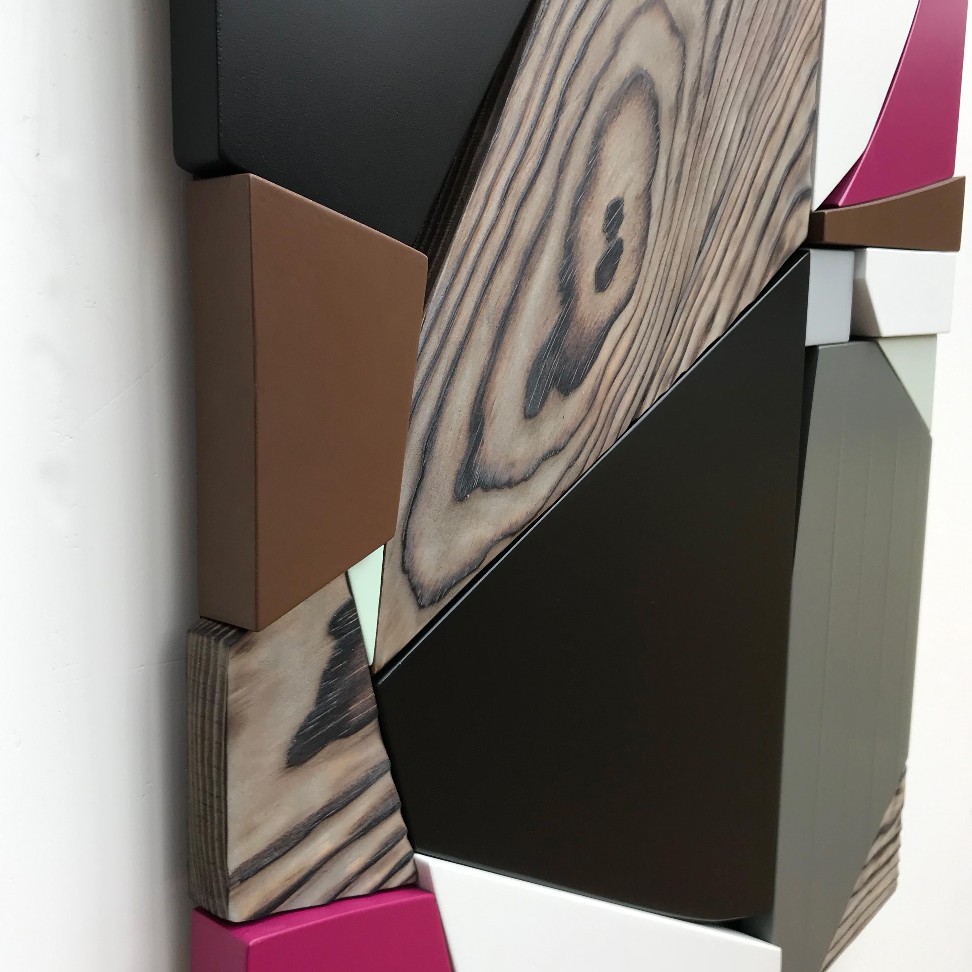 SSB1 (Shou Sugi Ban) ist eine moderne Mischtechnik-Wandskulptur aus MDF, Emaille, Lack und gebeiztem Shou Sugi Ban-Kiefernholz. Das Kiefernholz wurde verkohlt und anschließend gebürstet, um eine erstaunlich strukturierte Holzoberfläche zu erhalten.