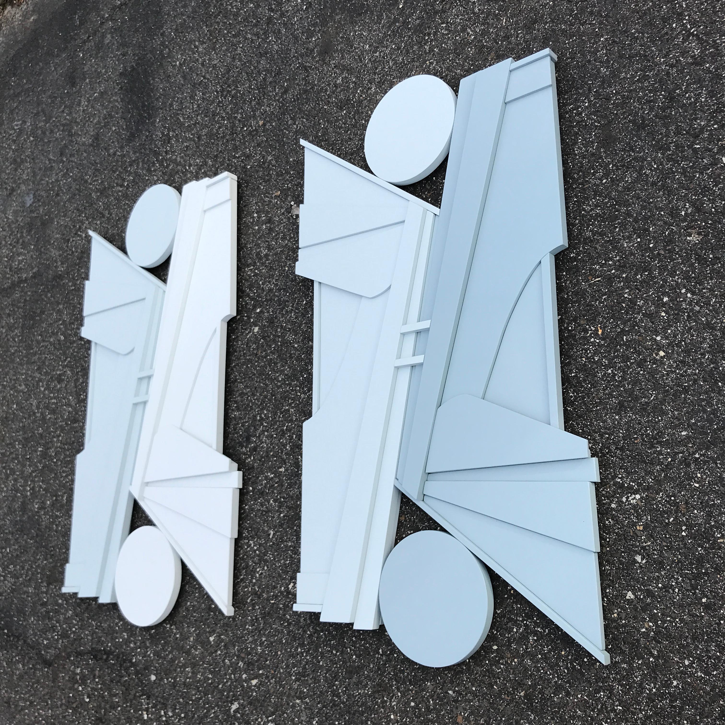 Monochrome moderne Wandskulptur „Streamliner II“ in Blau, Grau, Minimalismus, mcm (Moderne), Sculpture, von Scott Troxel