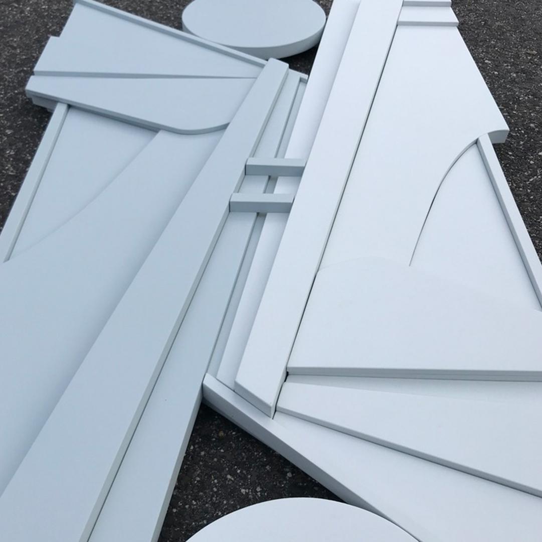 Monochrome moderne Wandskulptur „Streamliner II“ in Blau, Grau, Minimalismus, mcm (Braun), Abstract Sculpture, von Scott Troxel