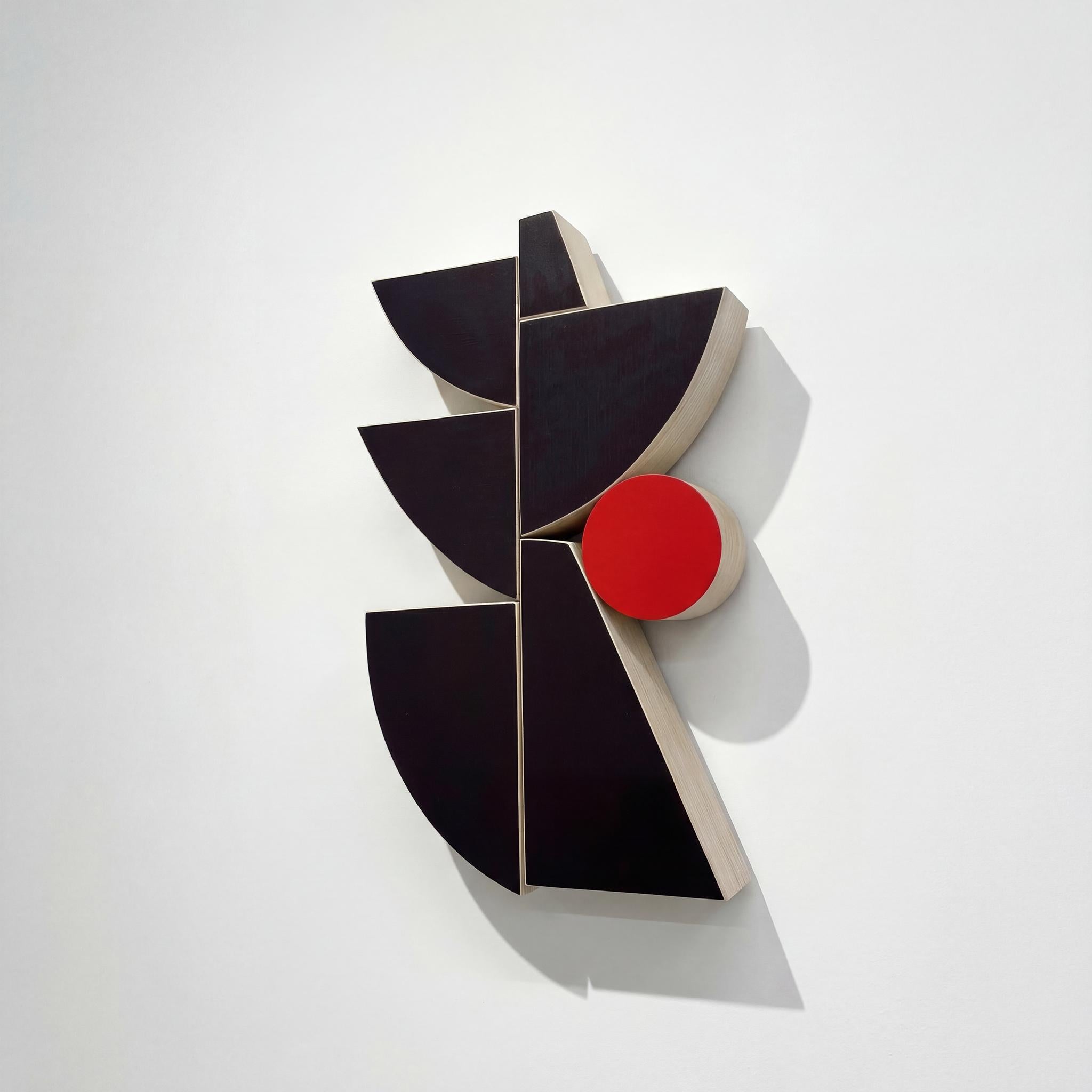 Scopri "Sungate II", un'affascinante scultura da parete che incarna il design modernista. Realizzato in legno massiccio di pioppo, questo pezzo presenta un sorprendente gioco di sfumature viola intenso e marrone ricco, creando una sofisticata