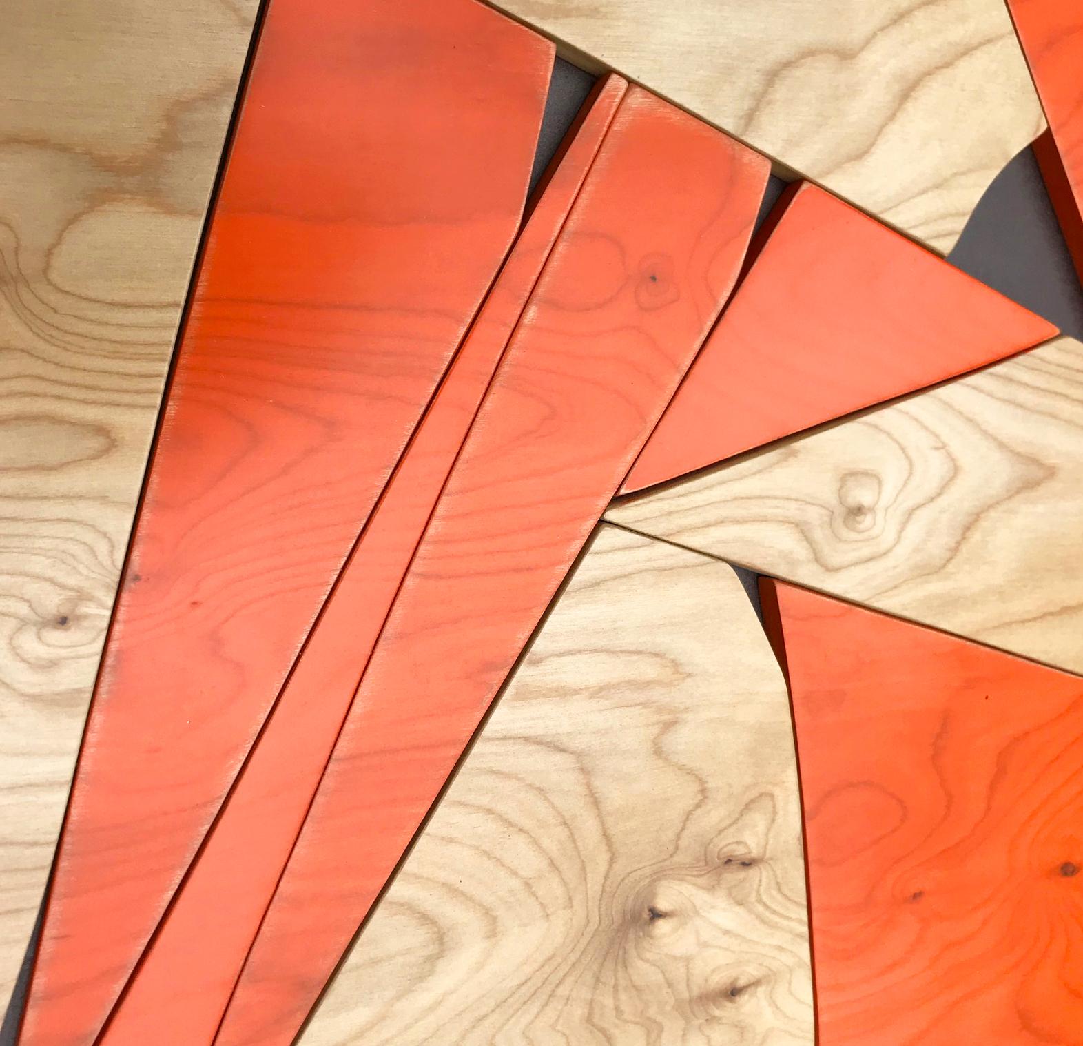 „Transponder“ Wandskulptur – Hellbraun, Holz, Orange, rustikal, modern, braun, mcm – Sculpture von Scott Troxel