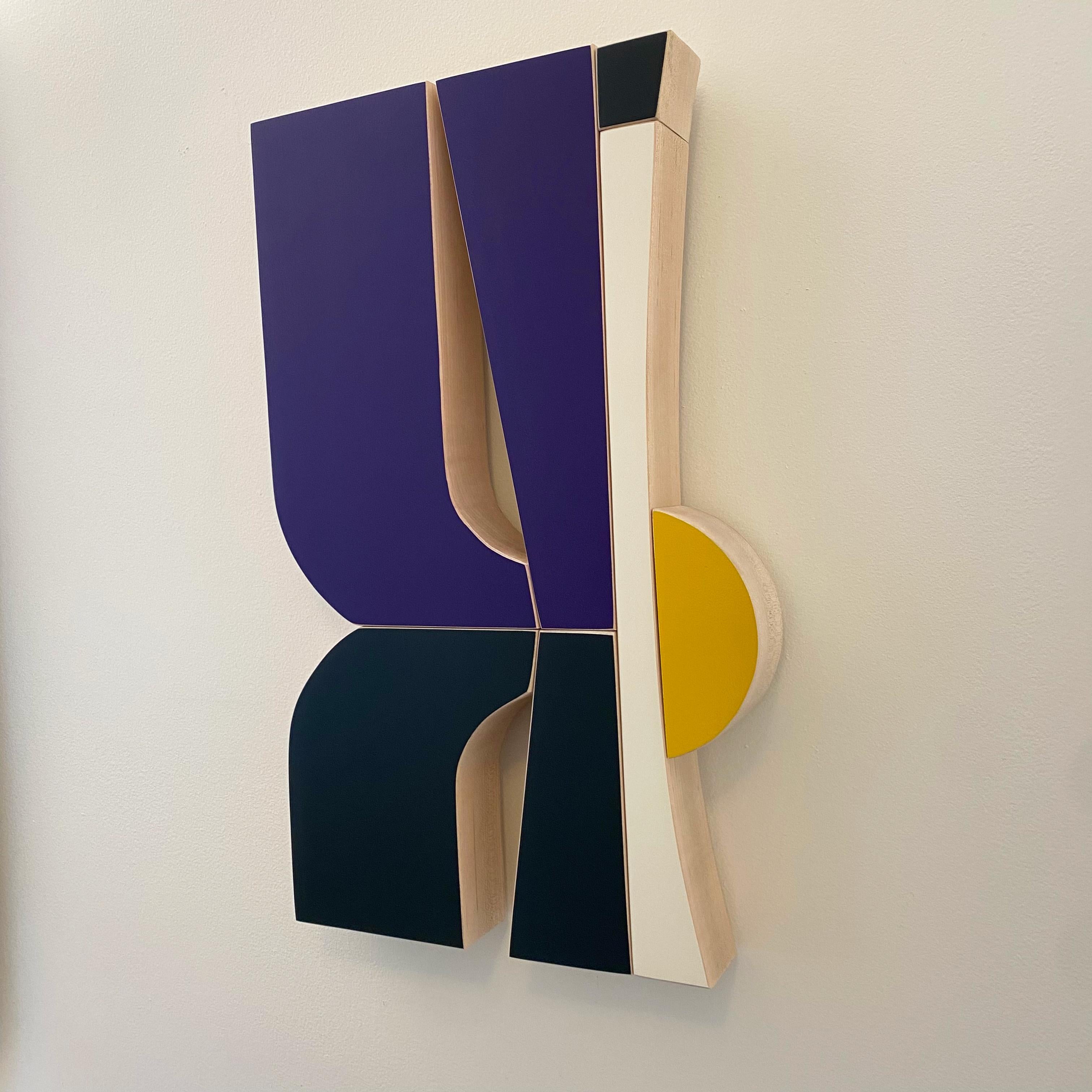 „Smoking“-Wandskulptur – Mid-Century Modern, blau, weiß, marineblau, gelb, Stella (Moderne), Mixed Media Art, von Scott Troxel