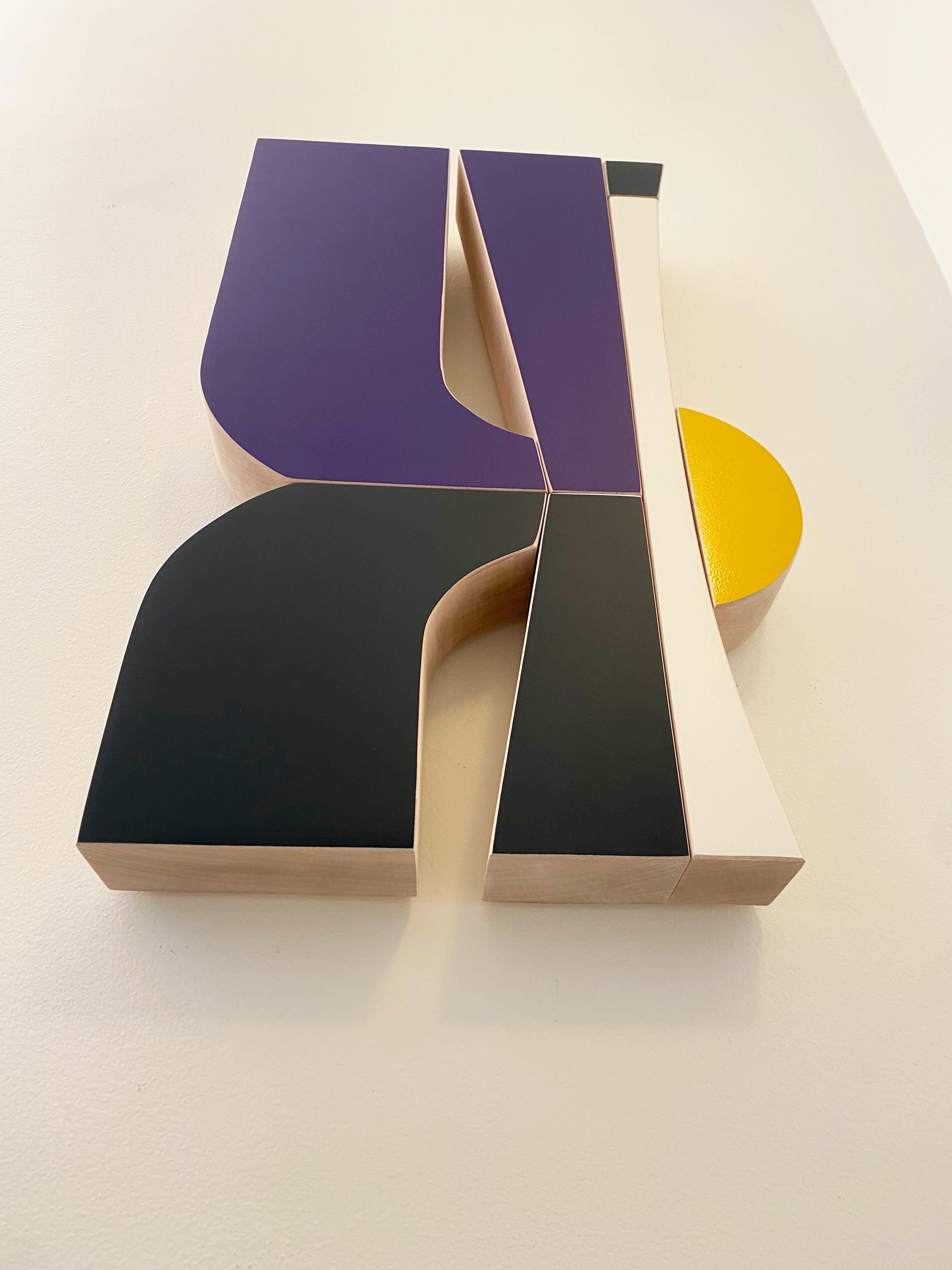 „Smoking“-Wandskulptur – Mid-Century Modern, blau, weiß, marineblau, gelb, Stella im Angebot 1