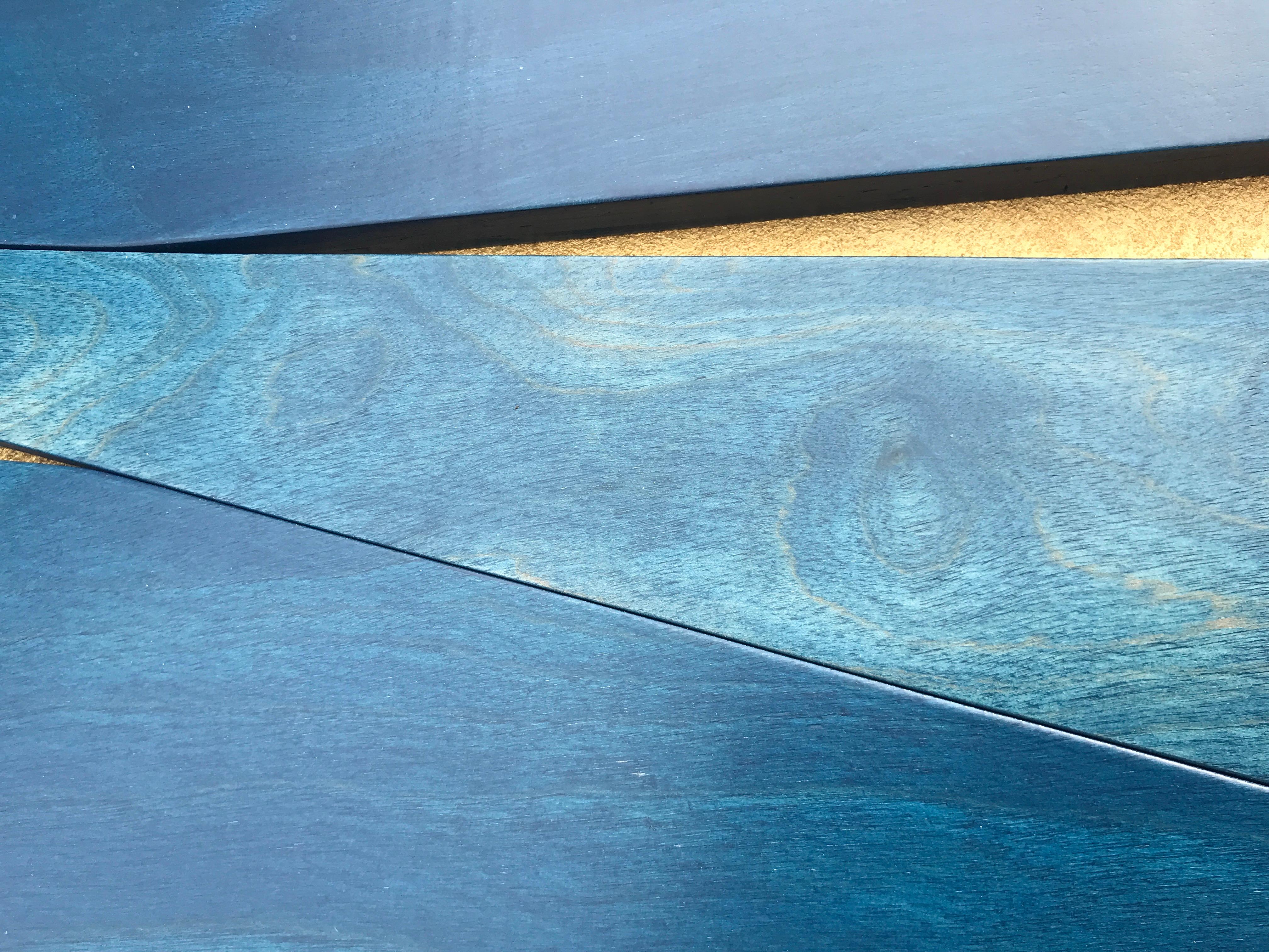 Sculpture murale en bois « Ultramarine » - moderne, bleu, bleu marine, jean, or, Mcm, laiton en vente 1