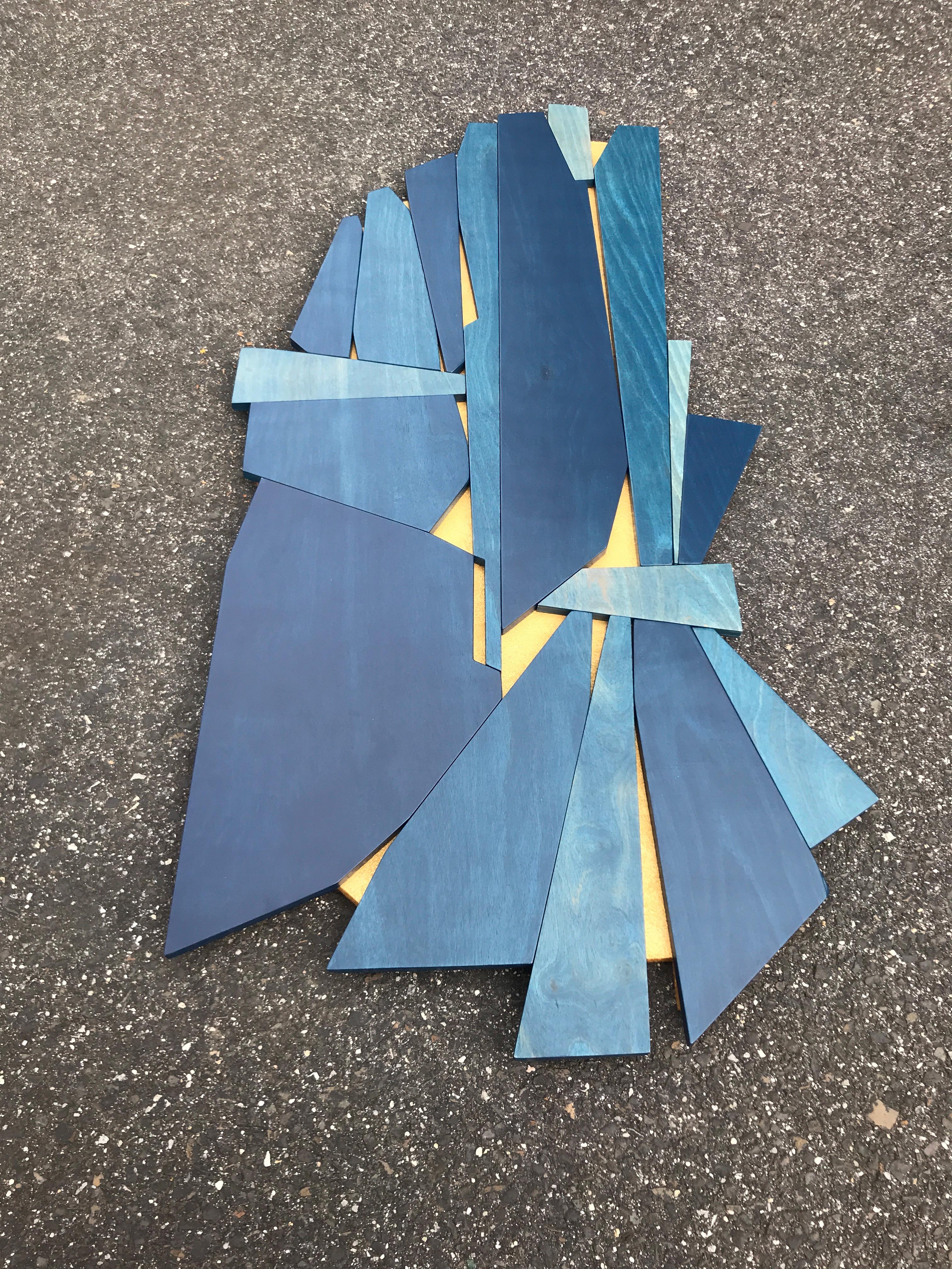 Sculpture murale en bois « Ultramarine » - moderne, bleu, bleu marine, jean, or, Mcm, laiton en vente 2