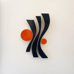 „WavyBlue“ Wandskulptur aus Holz, orange, rot, marineblau, modernismus, Mitte des Jahrhunderts