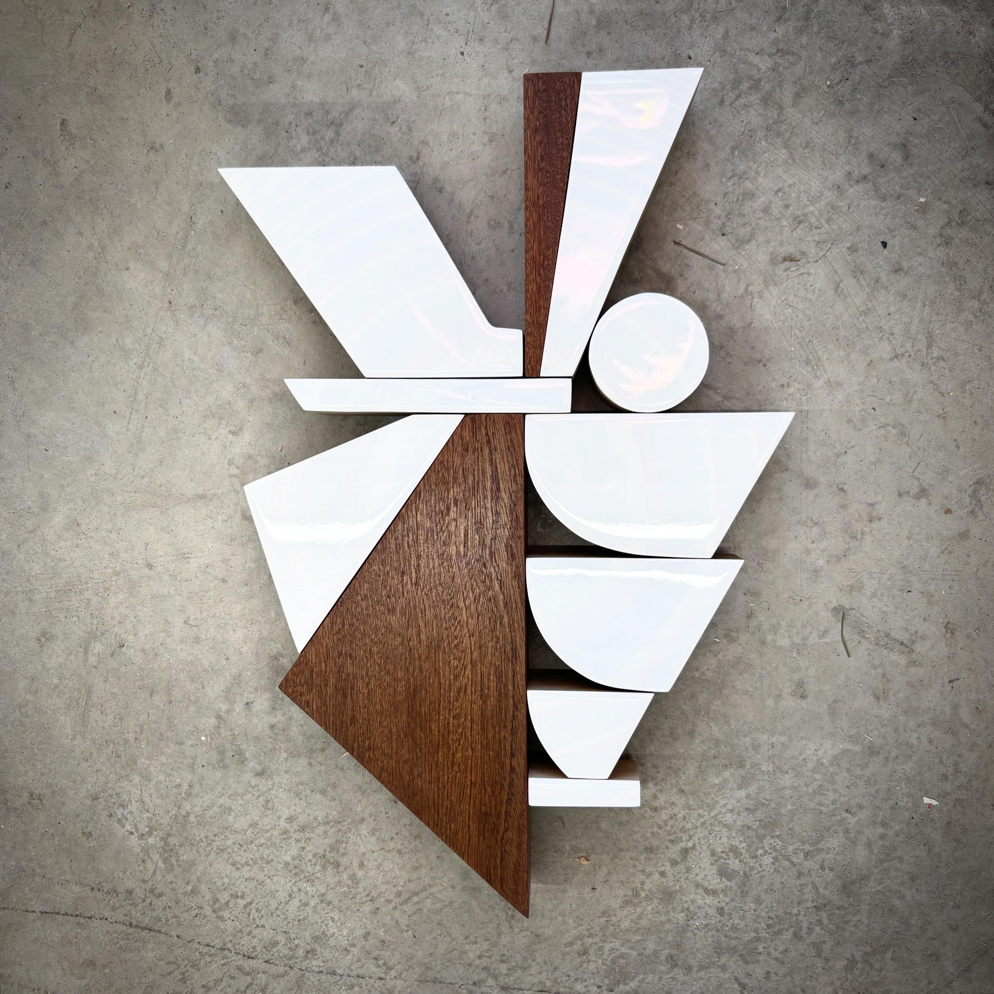 Escultura mural de madera "Zigurat" de Scott Troxel