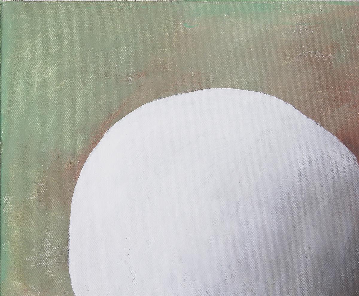 Pastellfarbene surrealistische Landschaft des zeitgenössischen Künstlers Scott Woodard aus Houston. Das Werk zeigt eine weiße, amorphe Form, die vor einer pastellgrünen und braunen Landschaft schwebt. Das Werk ist auf der Vorderseite in der rechten