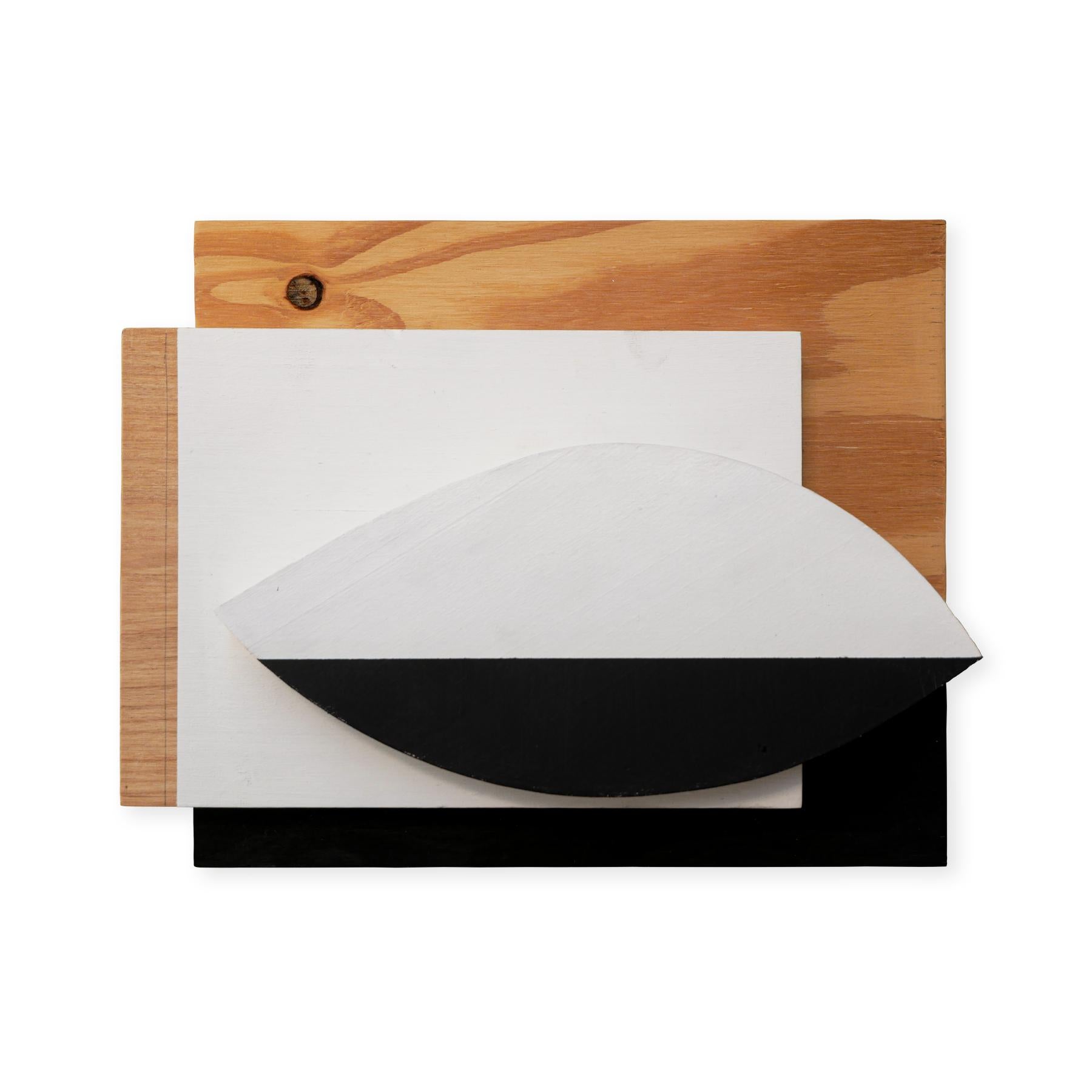 „Minimal Schwarz-Weiß 3“ Geometrische abstrakte minimalistische Holzskulptur – Sculpture von Scott Woodard