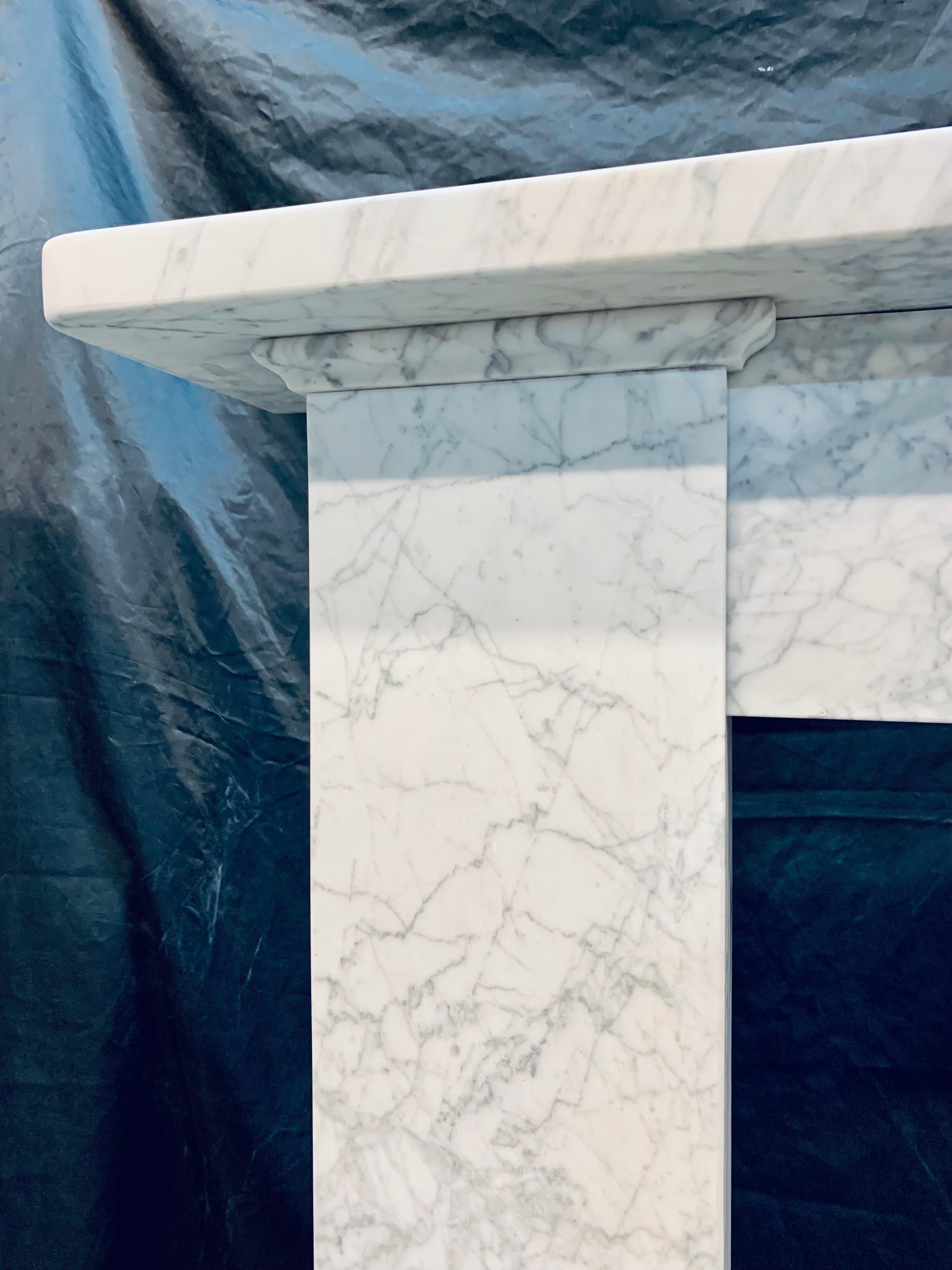 Eine sehr elegante und vielseitige schottische (Edinburgh) Kaminumrandung aus Carrara-Marmor mit Bleistiftadern aus dem frühen viktorianischen 19. Ein massives, quadratisches Regal sitzt direkt über einem schmucklosen Fries, der von hohen, stabilen