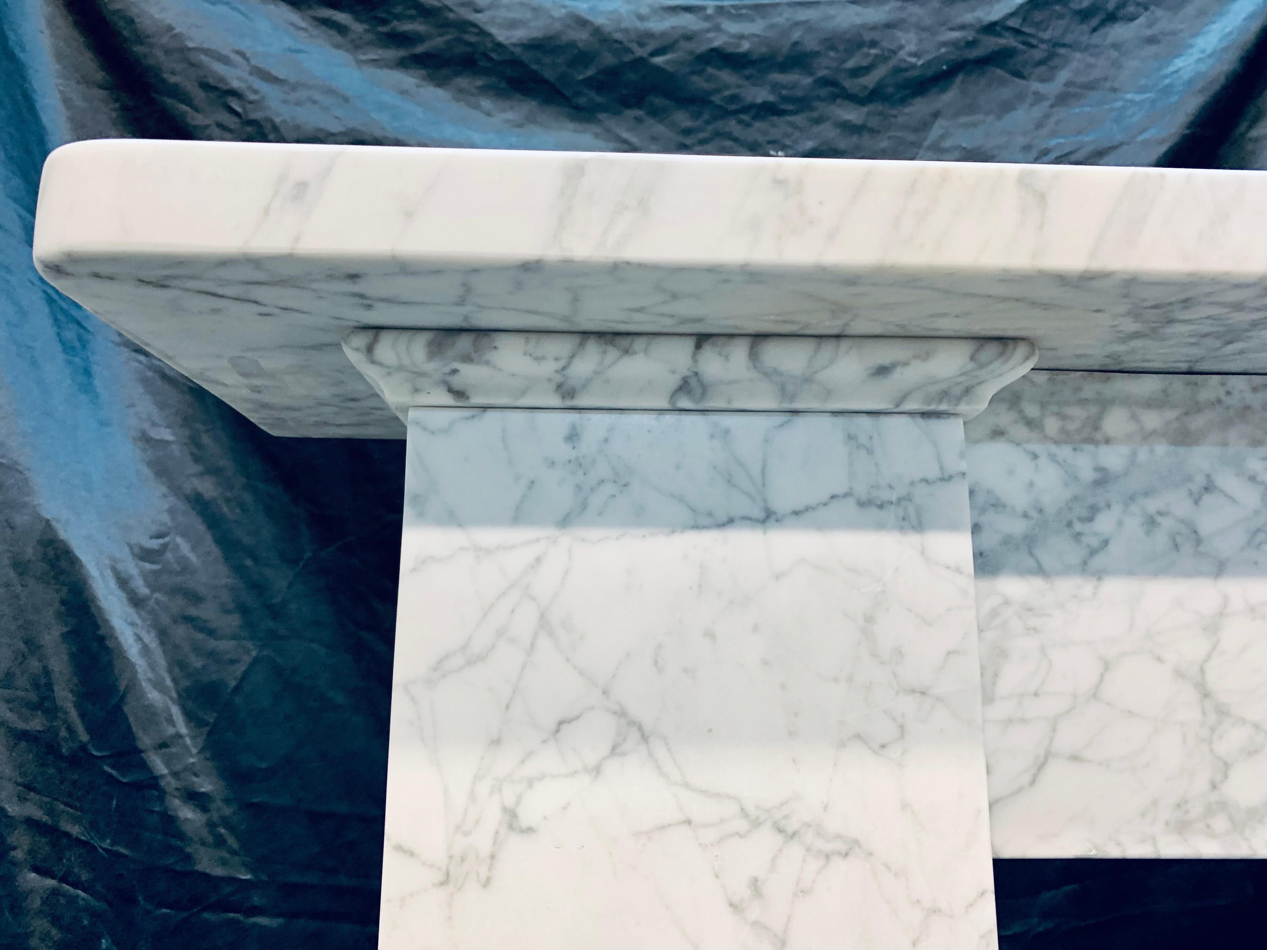 Intagliato Cornice per caminetto in marmo di Carrara con venature a matita, scozzese del XIX secolo, prima epoca vittoriana. in vendita