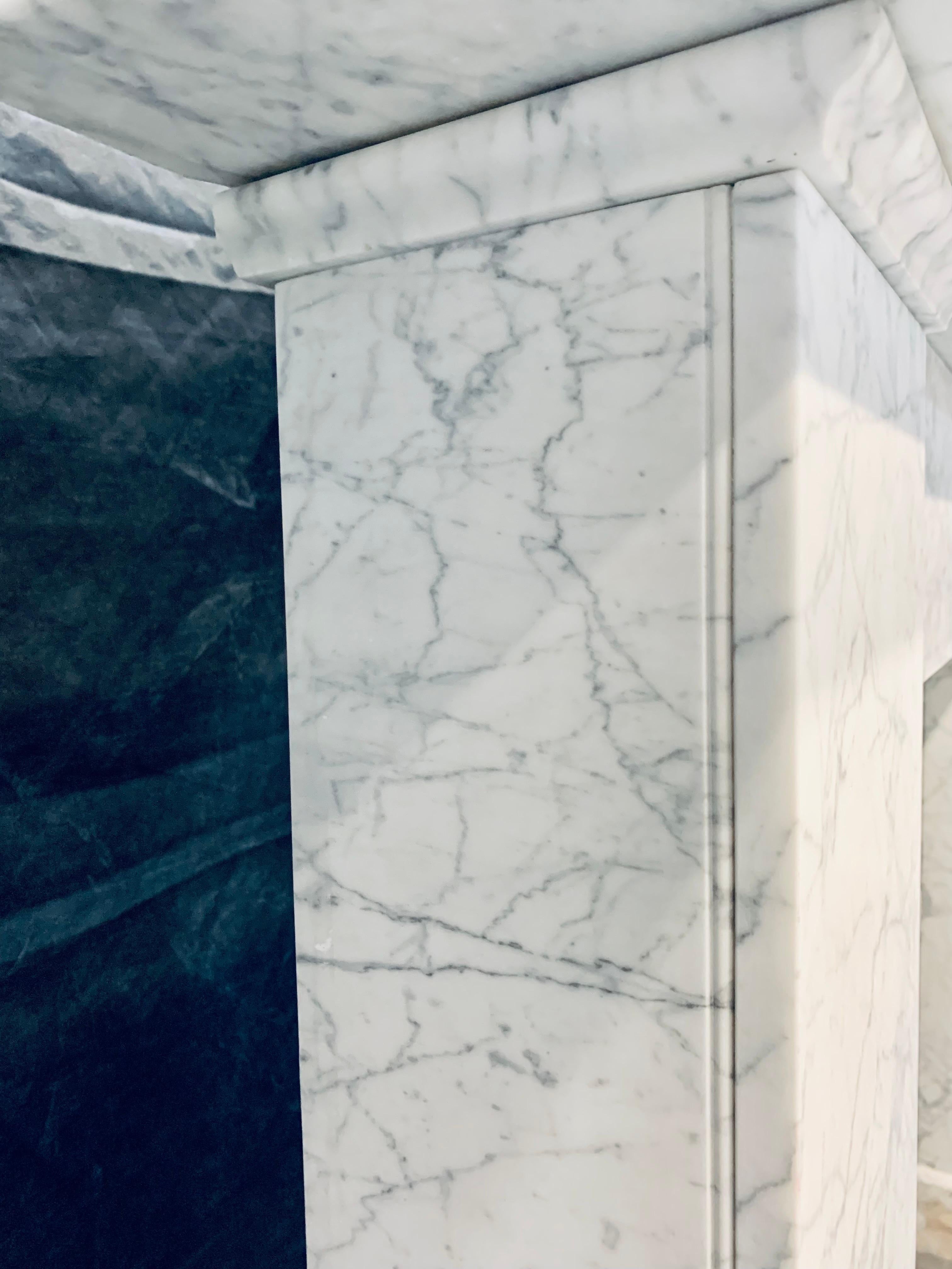 Metà XIX secolo Cornice per caminetto in marmo di Carrara con venature a matita, scozzese del XIX secolo, prima epoca vittoriana. in vendita