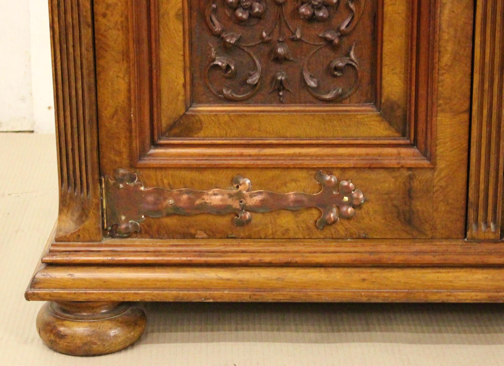 Scottish 19th Century Victorian Burr Walnut Sideboard For Sale 8