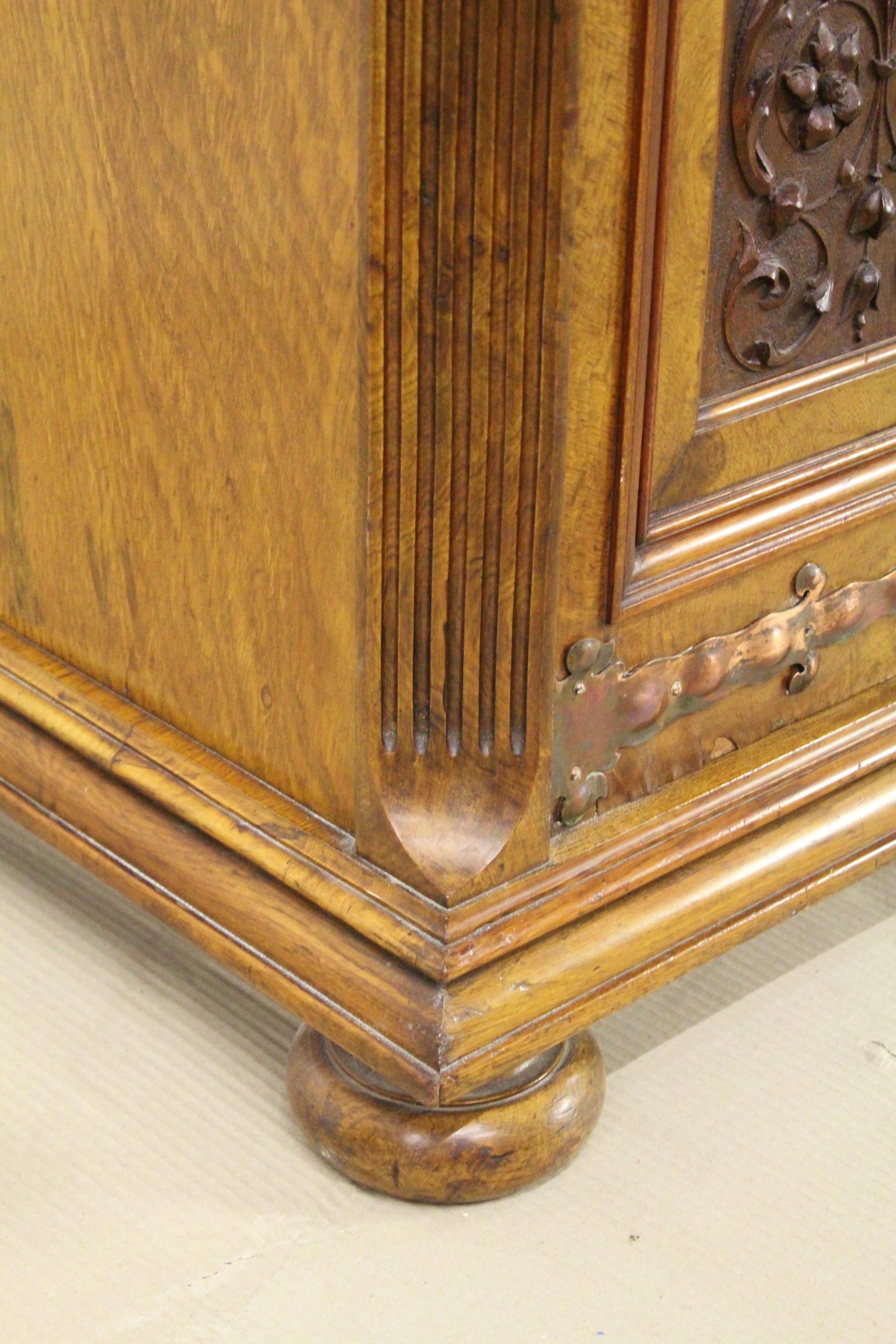Scottish 19th Century Victorian Burr Walnut Sideboard For Sale 14