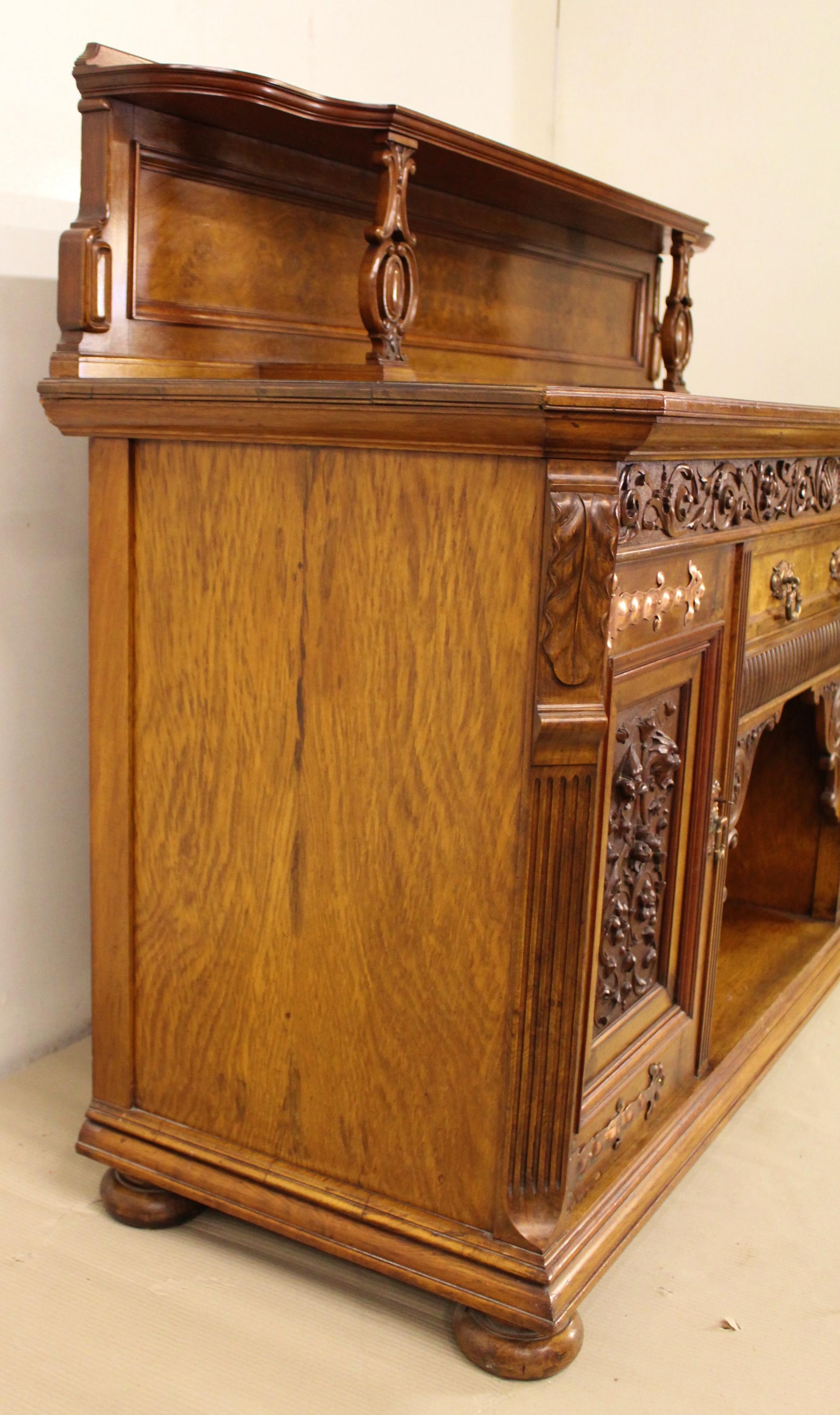 Scottish 19th Century Victorian Burr Walnut Sideboard In Good Condition For Sale In Poling, West Sussex