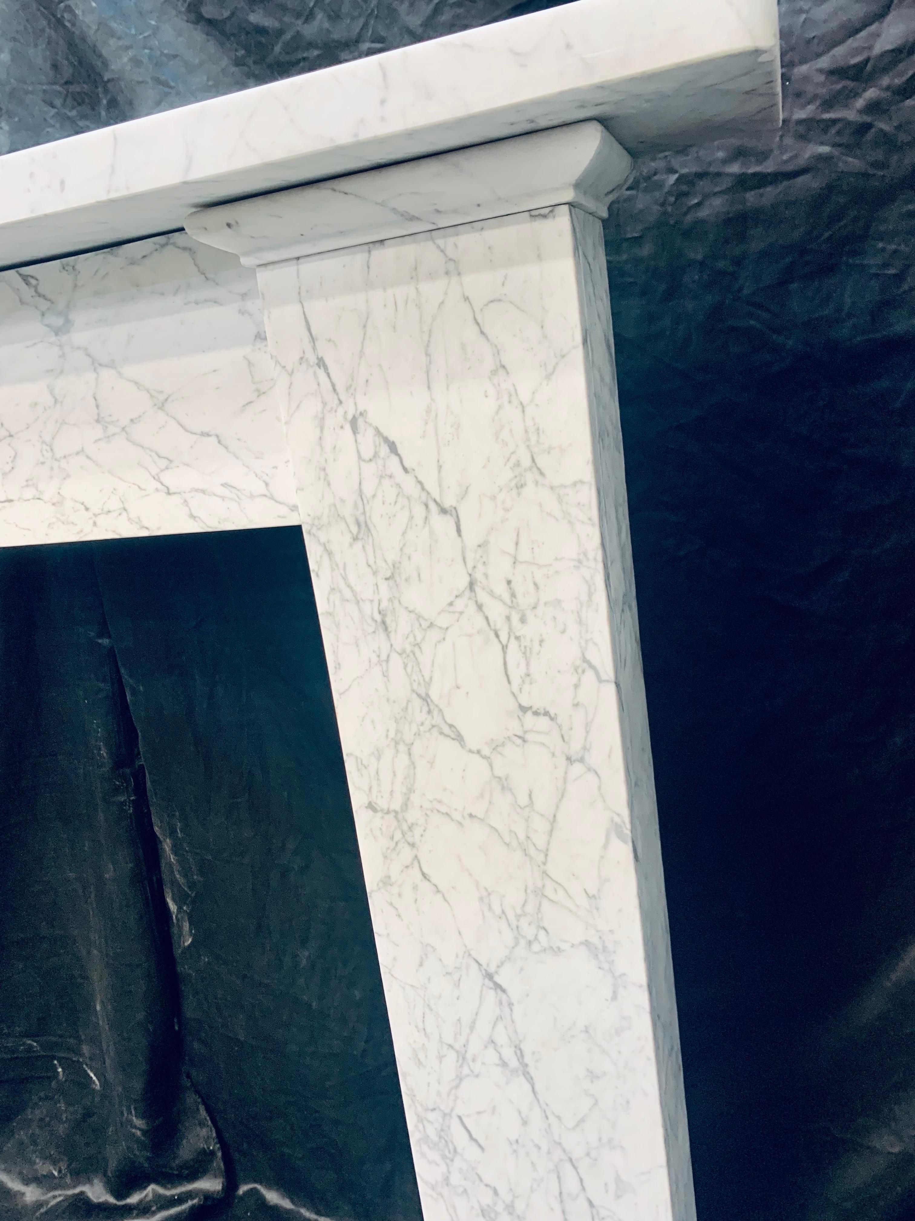 Schottische viktorianische Carrara-Marmor-Kaminsims aus dem 19. Jahrhundert im Zustand „Gut“ im Angebot in Edinburgh, GB