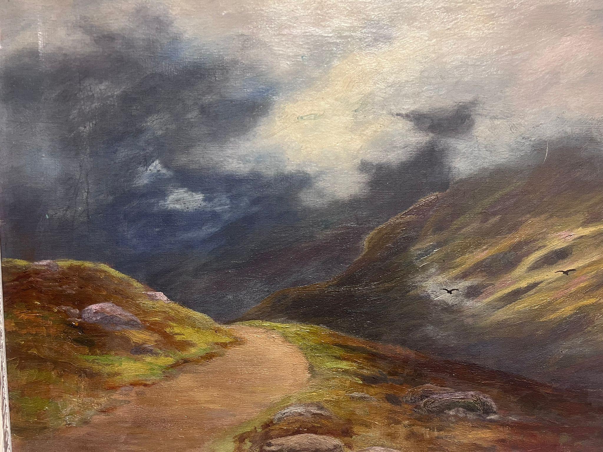 Melancólico y atmosférico paisaje montañoso escocés Firmado al óleo d.1913 - Animal Painting Gris de Scottish Antique Oil