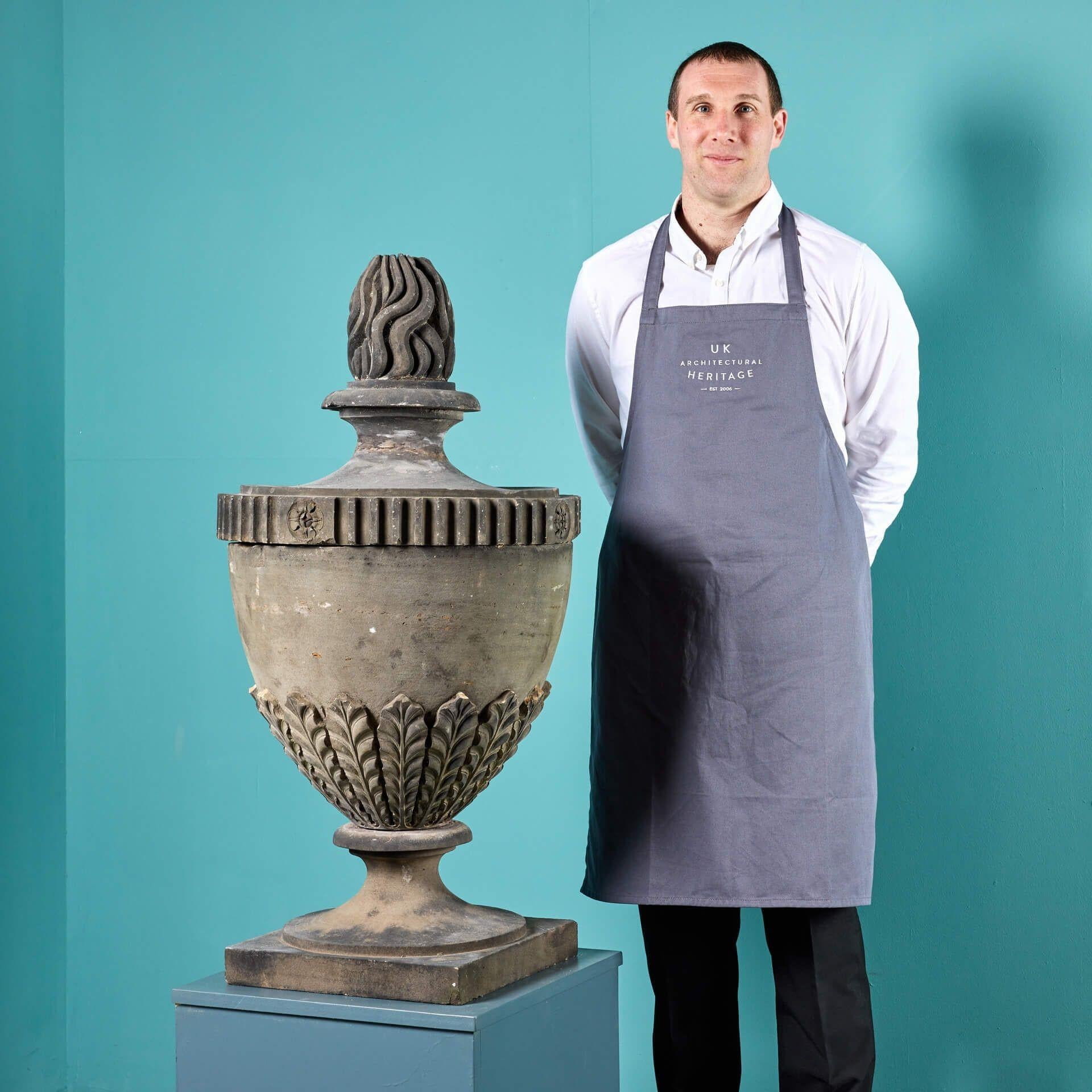 Grande urne de jardin antique sculptée de style néoclassique datant du milieu du 19e siècle. Cette urne en grès est l'une des nombreuses urnes que nous vendons et qui proviennent d'un domaine situé à l'ouest de l'Écosse. Veuillez nous contacter pour