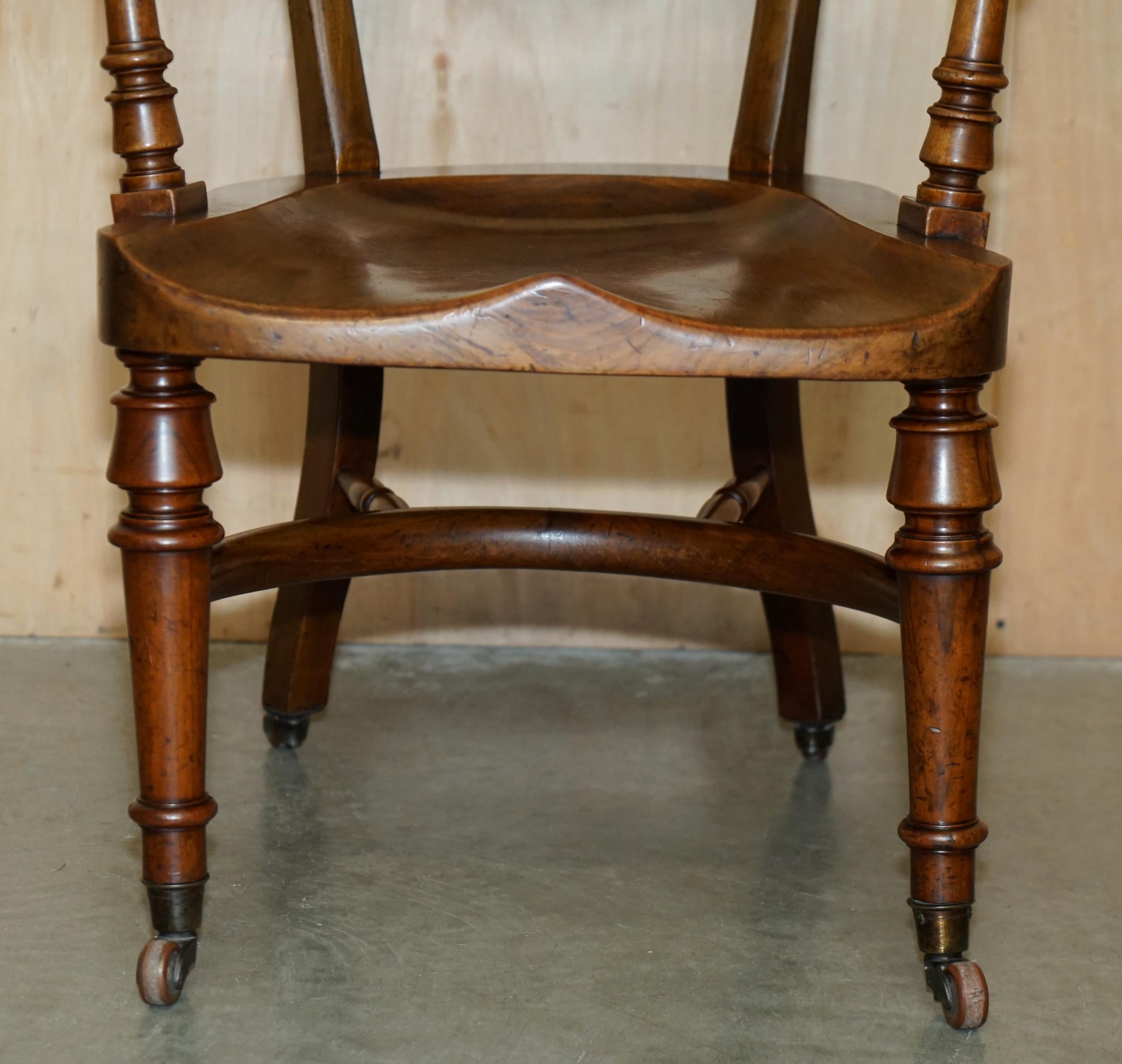 ANTIQUE SCOTTISH ViCTORIAN 1880 CHESTERFIELD CAPTAINS CHAIR EN BOIS DUR ET CUIR en vente 2