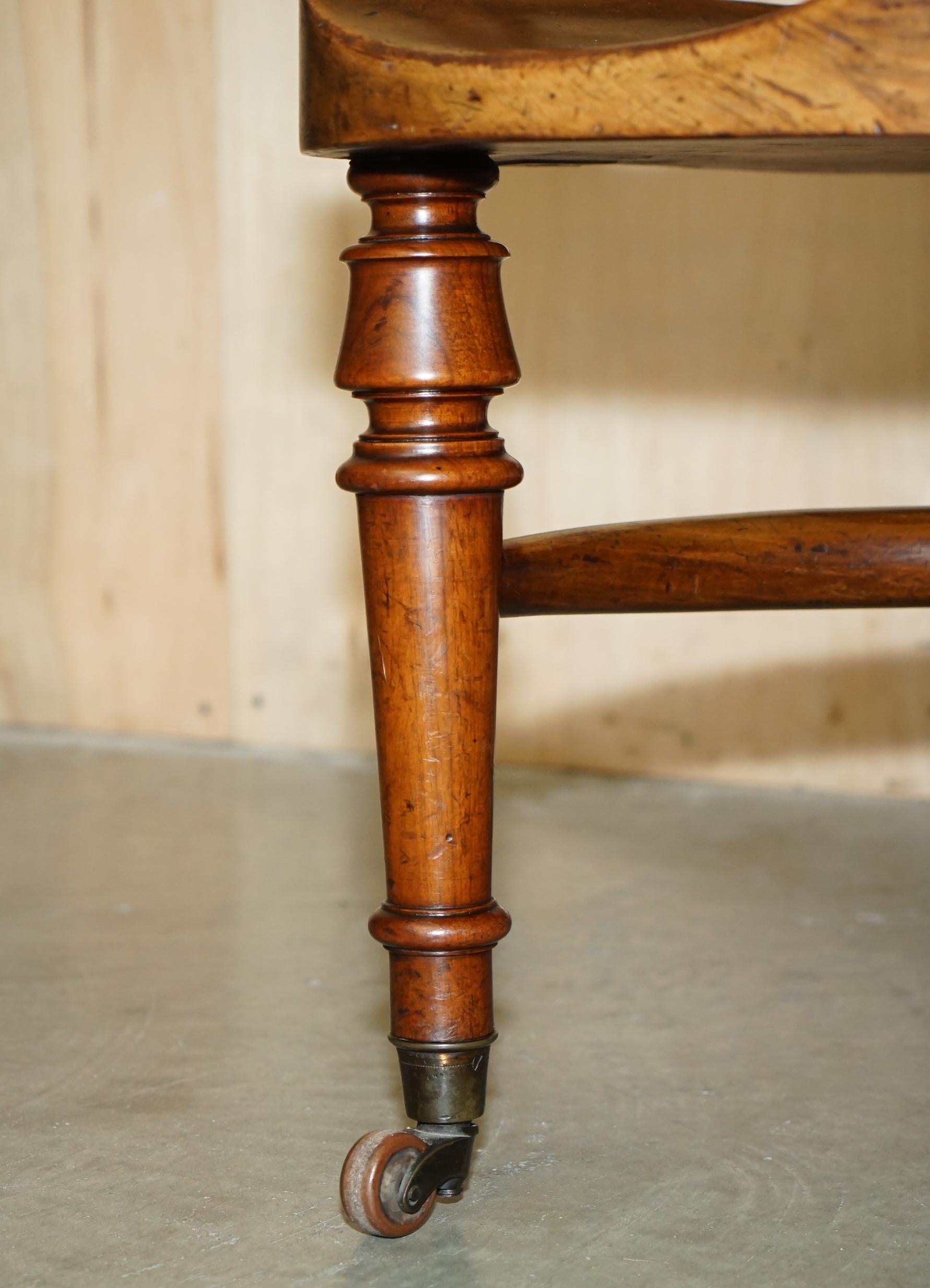 ANTIQUE SCOTTISH ViCTORIAN 1880 CHESTERFIELD CAPTAINS CHAIR EN BOIS DUR ET CUIR en vente 3