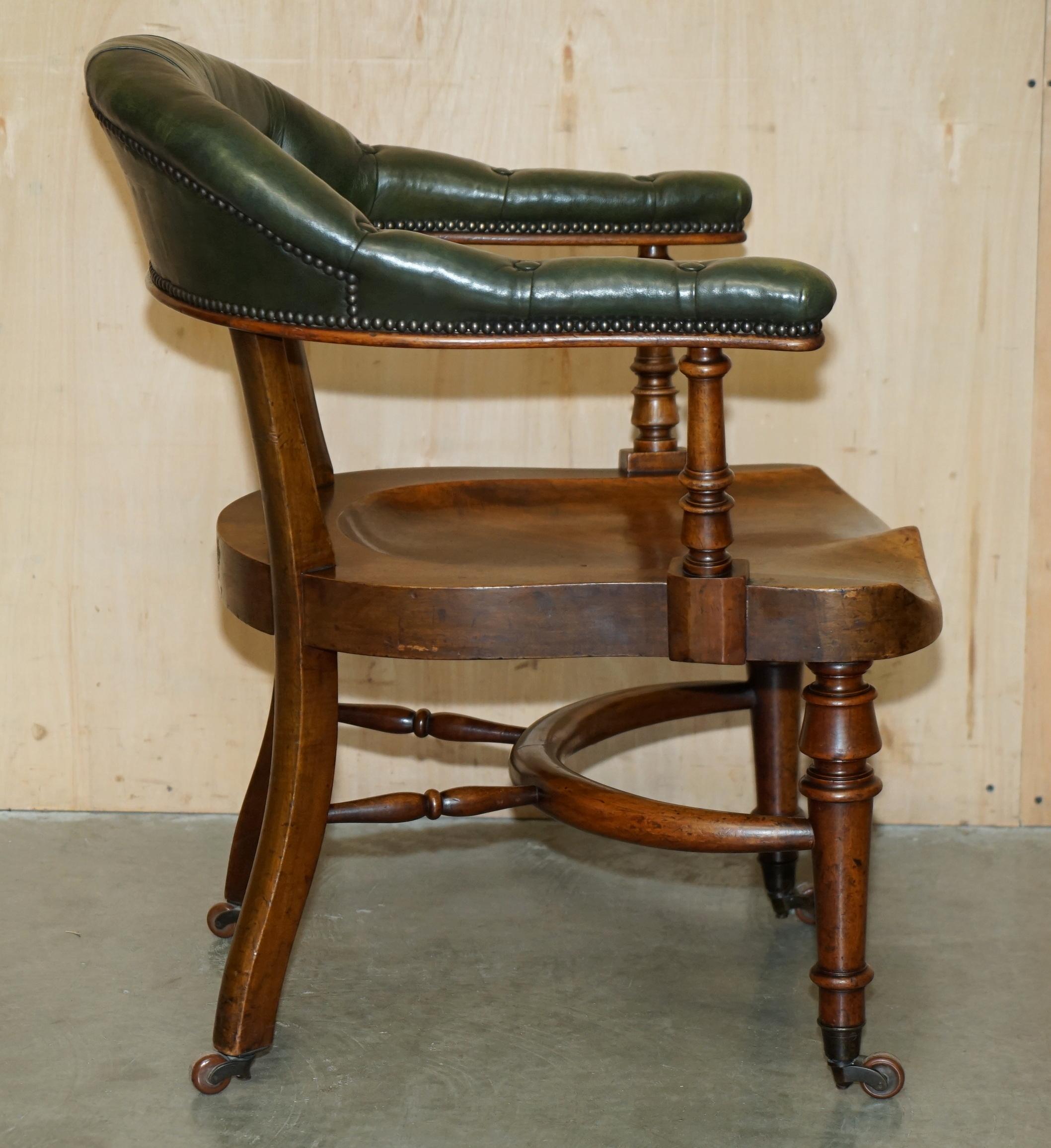 ANTIQUE SCOTTISH ViCTORIAN 1880 CHESTERFIELD CAPTAINS CHAIR EN BOIS DUR ET CUIR en vente 5