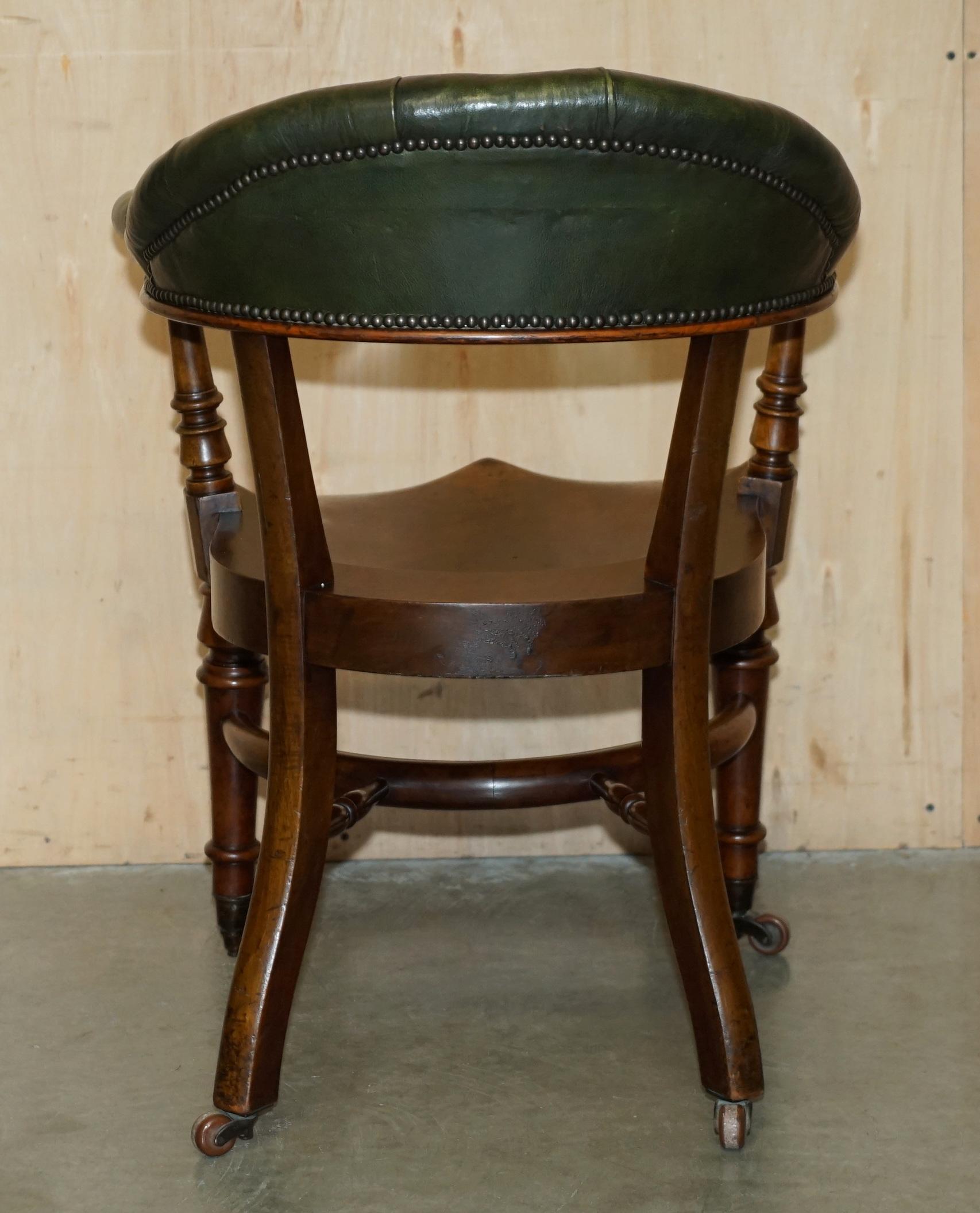ANTIQUE SCOTTISH ViCTORIAN 1880 CHESTERFIELD CAPTAINS CHAIR EN BOIS DUR ET CUIR en vente 6