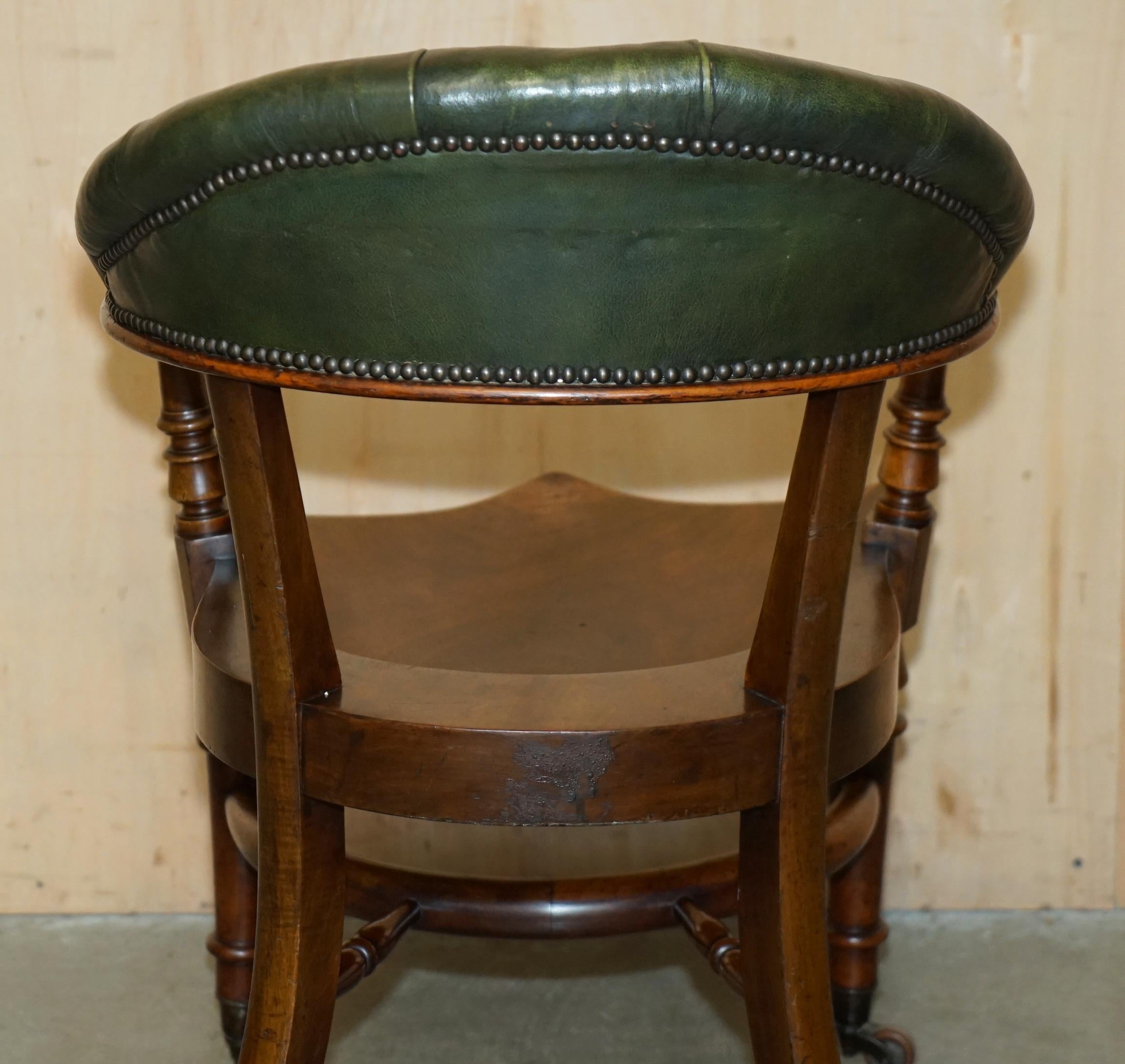 ANTIQUE SCOTTISH ViCTORIAN 1880 CHESTERFIELD CAPTAINS CHAIR EN BOIS DUR ET CUIR en vente 7