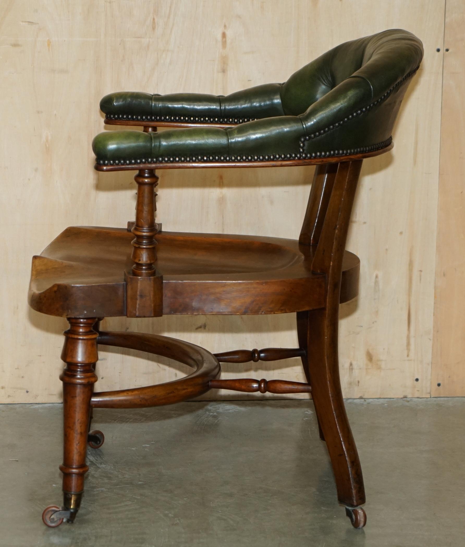 ANTIQUE SCOTTISH ViCTORIAN 1880 CHESTERFIELD CAPTAINS CHAIR EN BOIS DUR ET CUIR en vente 9