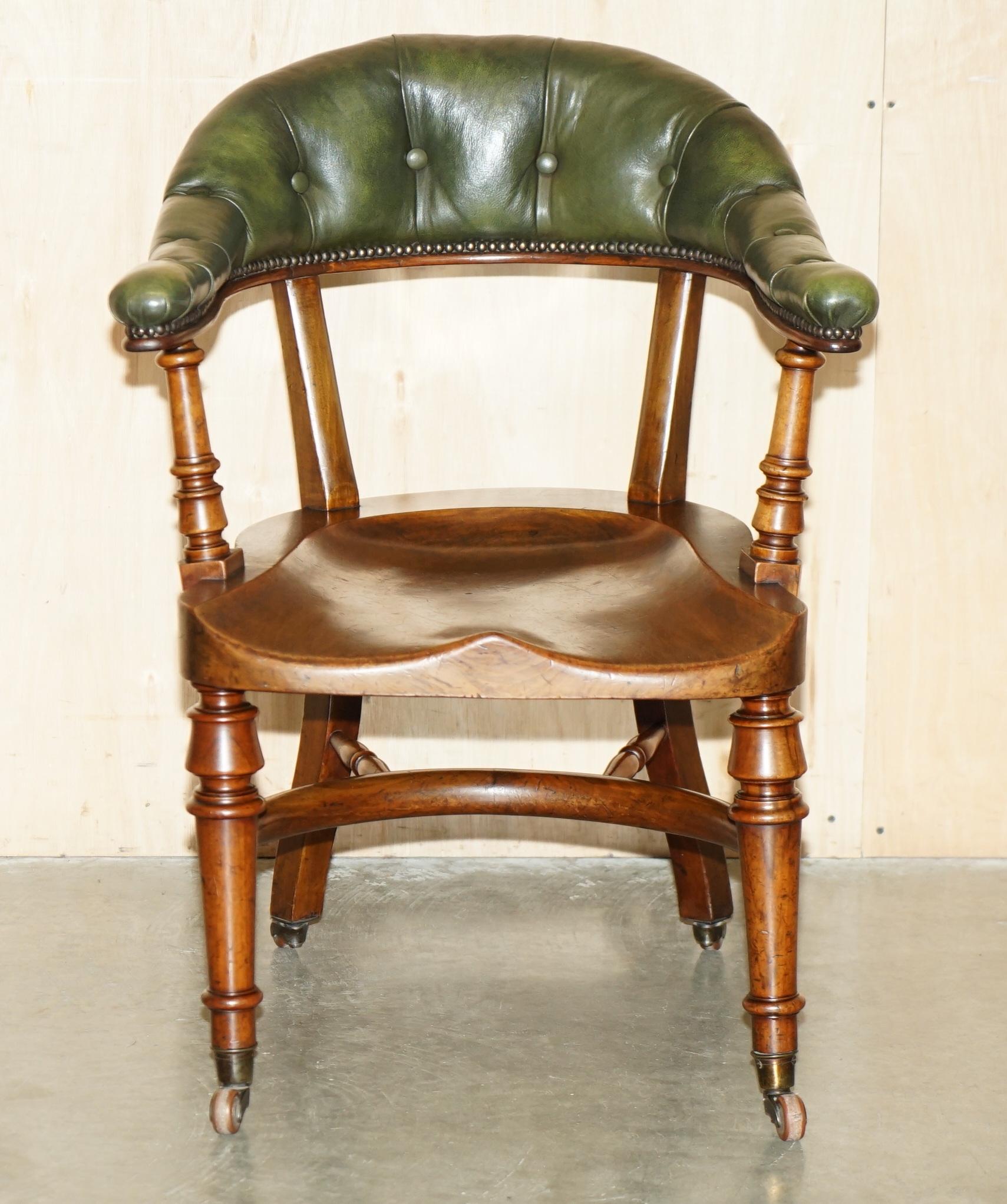 Victorien ANTIQUE SCOTTISH ViCTORIAN 1880 CHESTERFIELD CAPTAINS CHAIR EN BOIS DUR ET CUIR en vente
