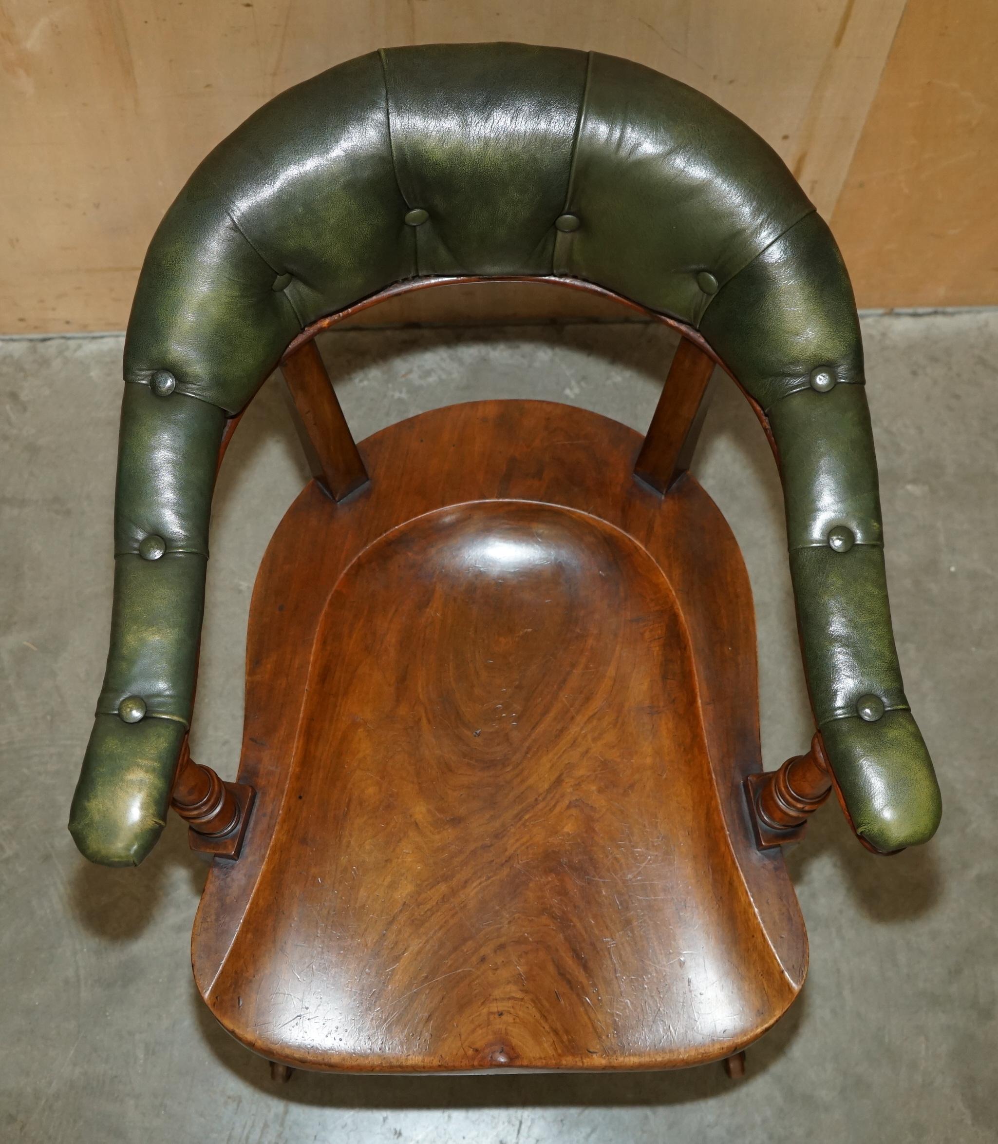 Anglais ANTIQUE SCOTTISH ViCTORIAN 1880 CHESTERFIELD CAPTAINS CHAIR EN BOIS DUR ET CUIR en vente