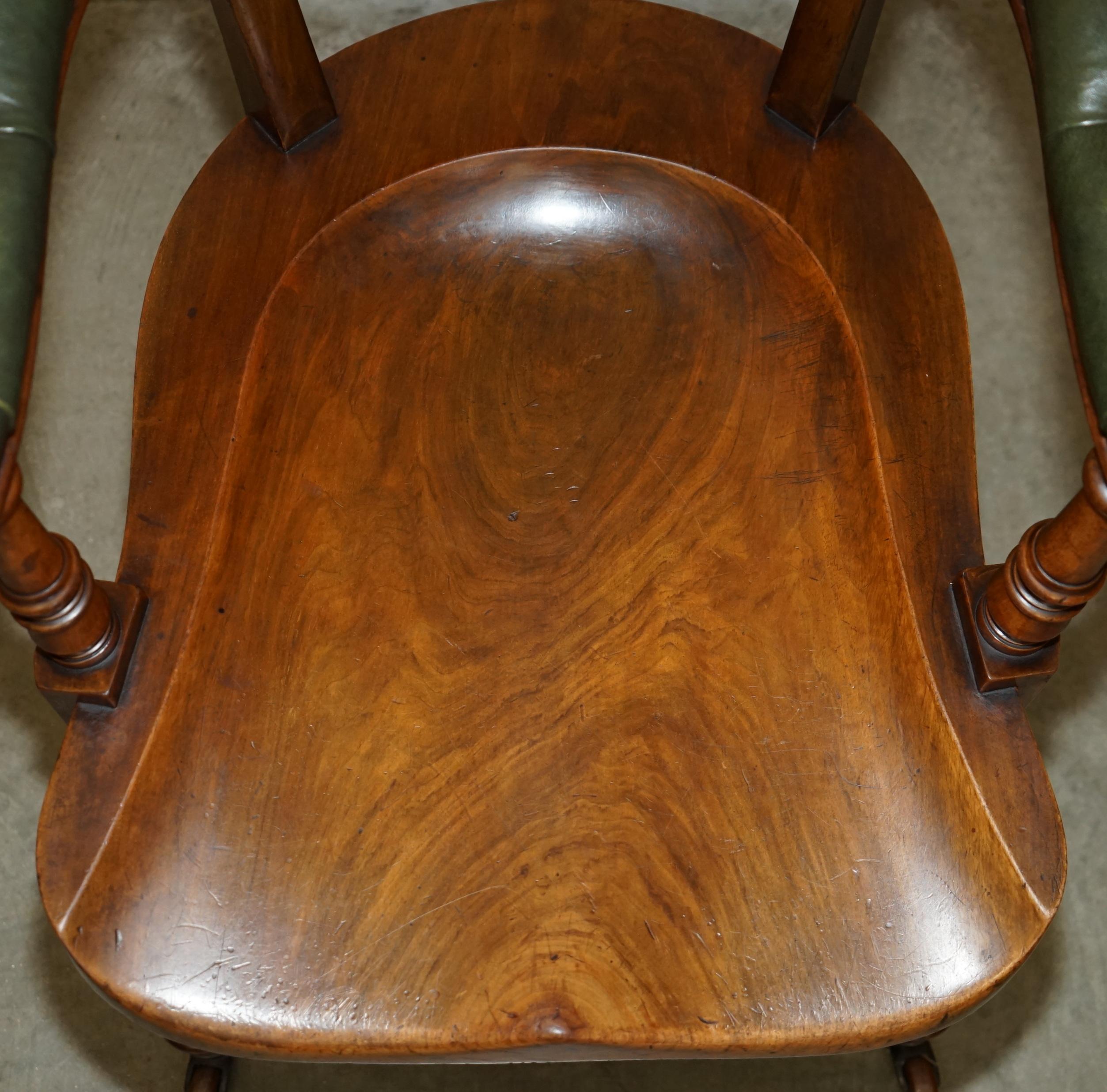 Sculpté à la main ANTIQUE SCOTTISH ViCTORIAN 1880 CHESTERFIELD CAPTAINS CHAIR EN BOIS DUR ET CUIR en vente